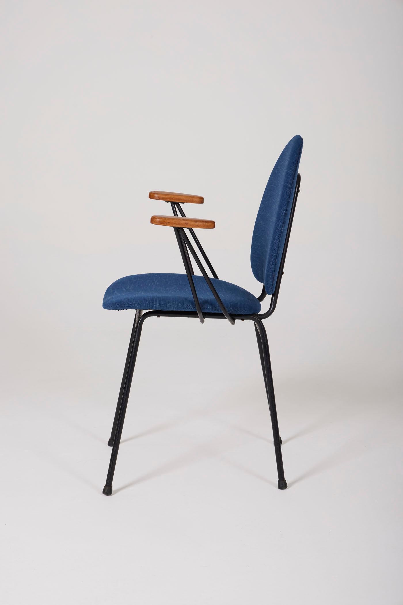 Armchair attributed to French designer Jacques Hitier, from the 1950s. They consist of two wooden armrests and a black lacquered metal base. They have been reupholstered in blue fabric. In perfect condition.
DV411