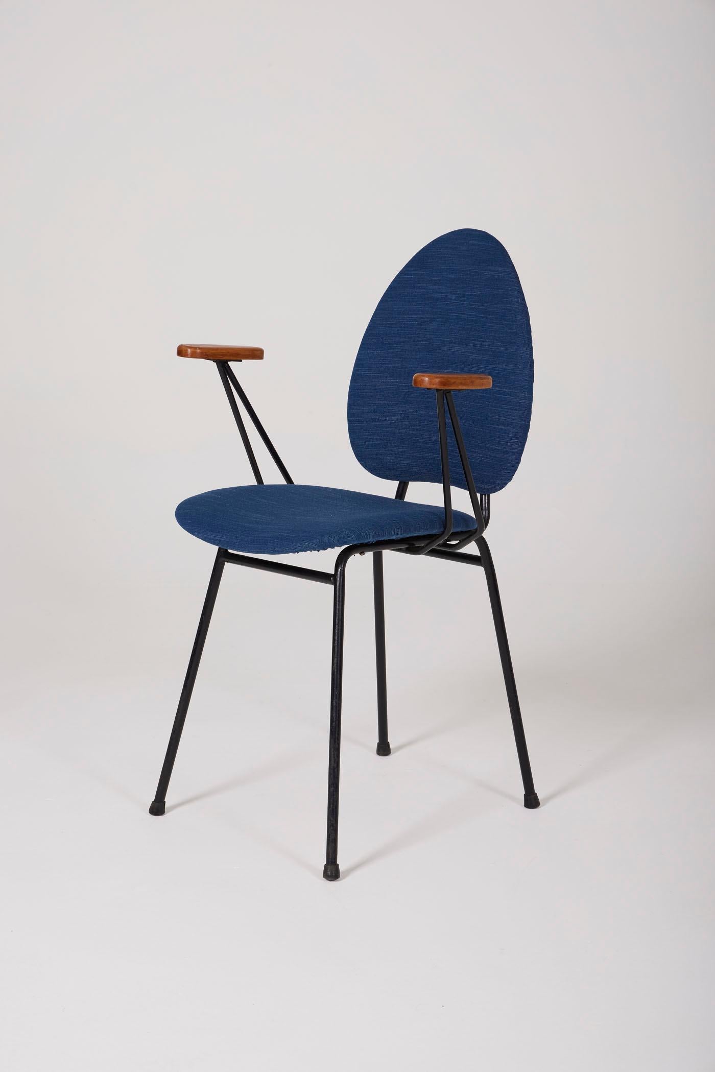 Paire de fauteuils attribués au designer français Jacques Hitier, datant des années 1950. Ils se composent de deux accoudoirs en bois et d'une base en métal laqué noir. Ils ont été retapissés dans un tissu bleu. En parfait état.
DV411