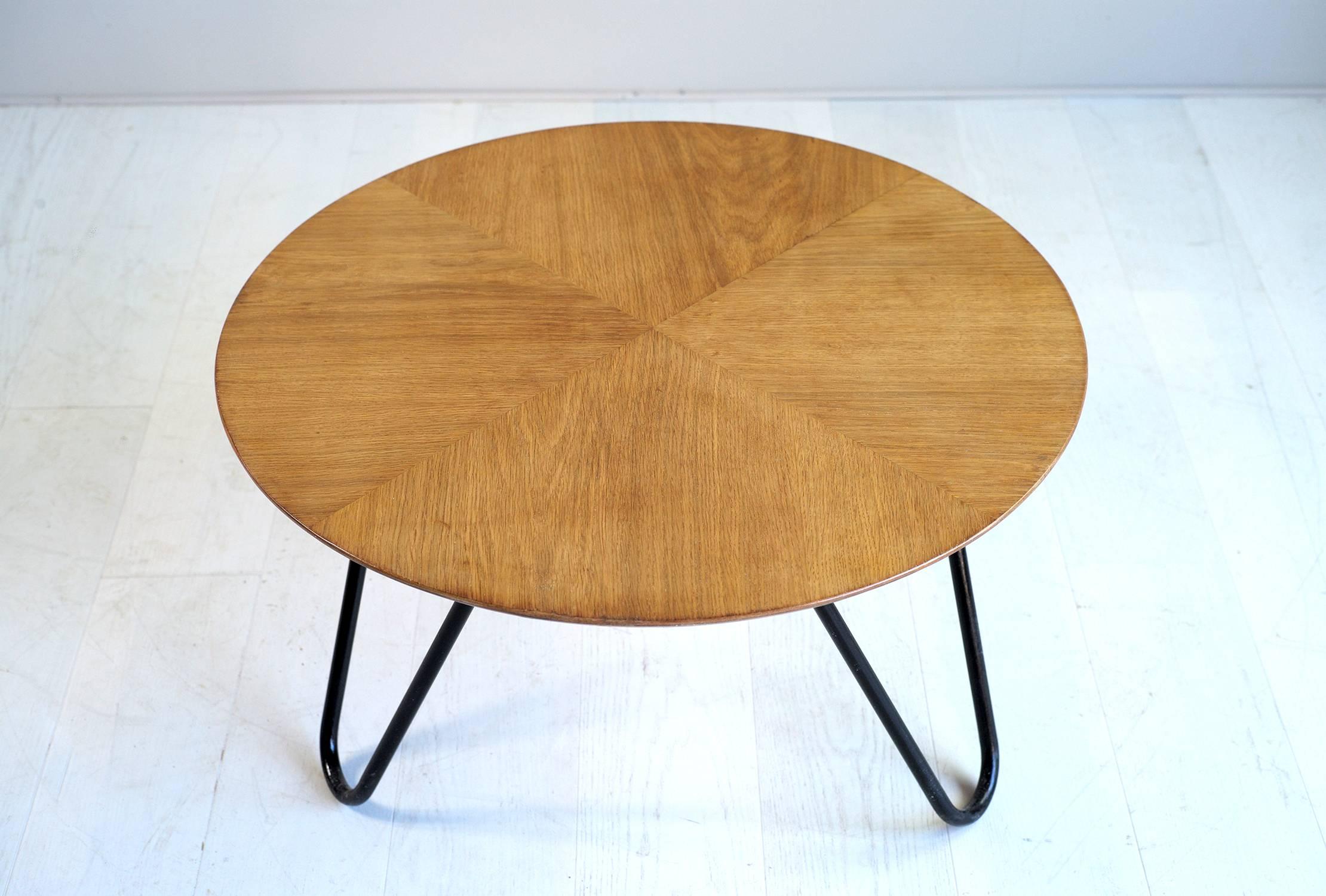 Jacques Hitier, round coffee table n ° 34, Tubauto edition, France, 1950. Top in oak veneer plywood, base in tubular black lacquered metal.
Bibliography: Jacques Hitier, industrial modernity, P 44-45, 59
Major actor of the French Reconstruction,