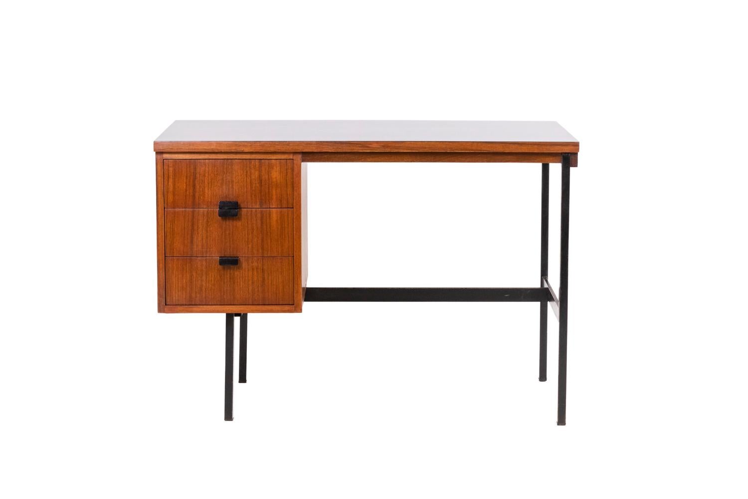 Desk in mahogany veneer, “Multitable” model. Box with three drawers in front, two niches in the back. Straight base in black lacquered steel joined by a spacer. Tray in black laminate. Rectangular handles in black lacquered steel.

French work