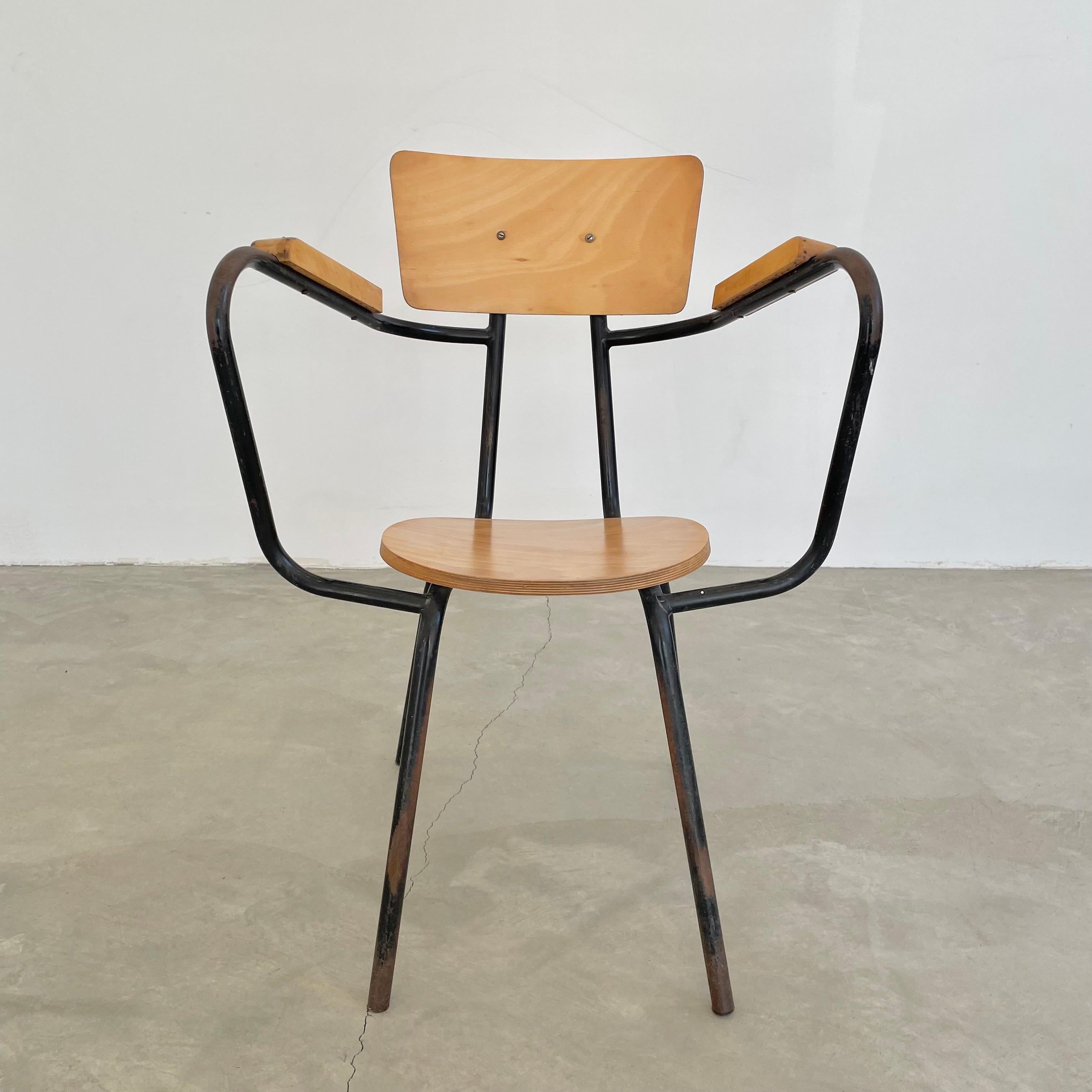 Wunderschöner Stuhl des französischen Designers Jacques Hitier. Schwarzes Metallrohrgestell mit Sitz, Rückenlehne und Armlehnen aus Ahornholz. Der Stuhl zeichnet sich durch ein schönes Design der Armlehnen mit Flügelschlaufen aus, und fast jedes