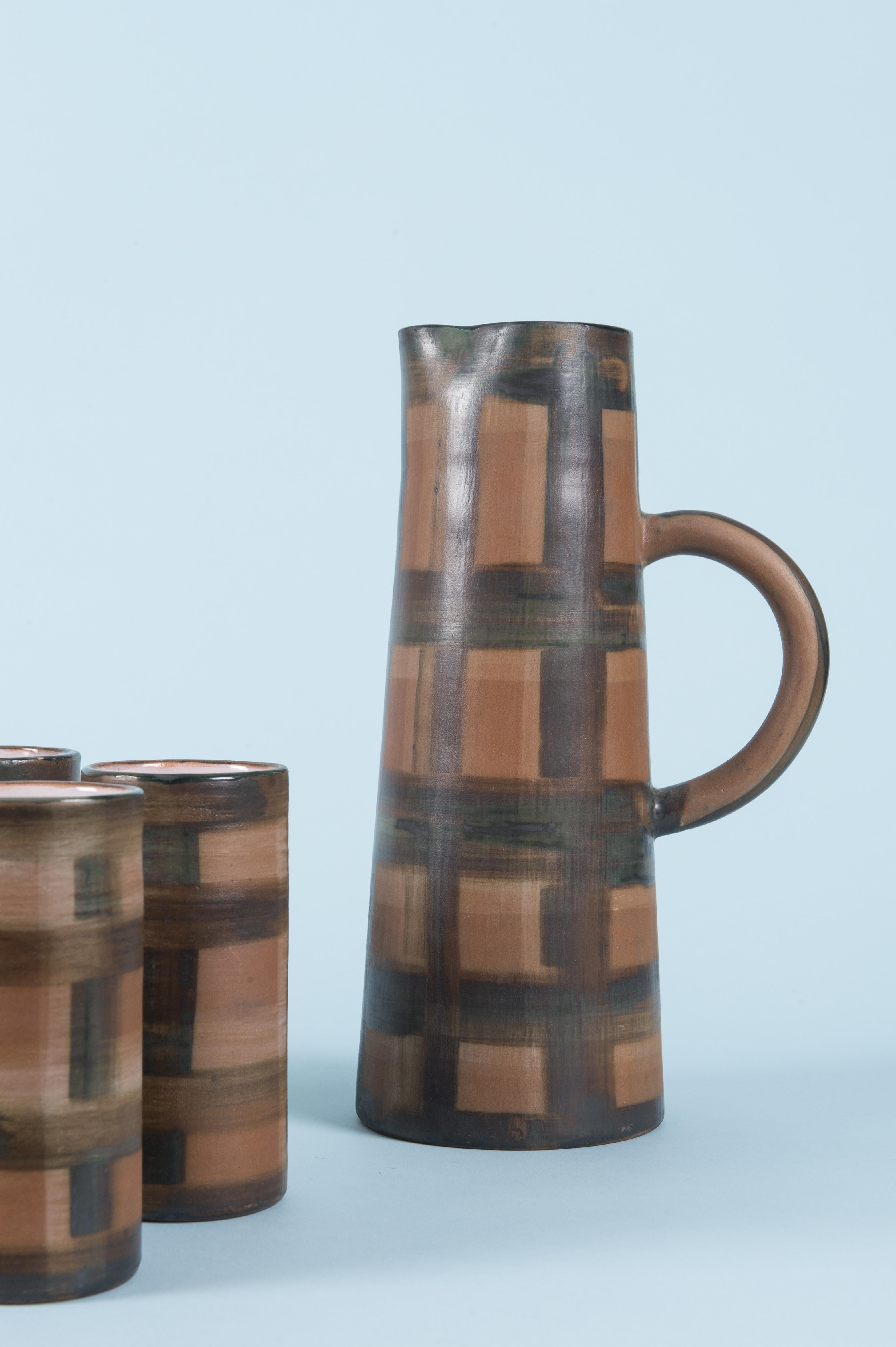 Service d'orangeade de Jacques Innocenti, vers 1960, France

Service à boire d'orangeade de Jacques Innocenti composé d'un pichet et de sept tasses en céramique émaillée noire et brune.
Les coupes sont signées des initiales de l'artiste 