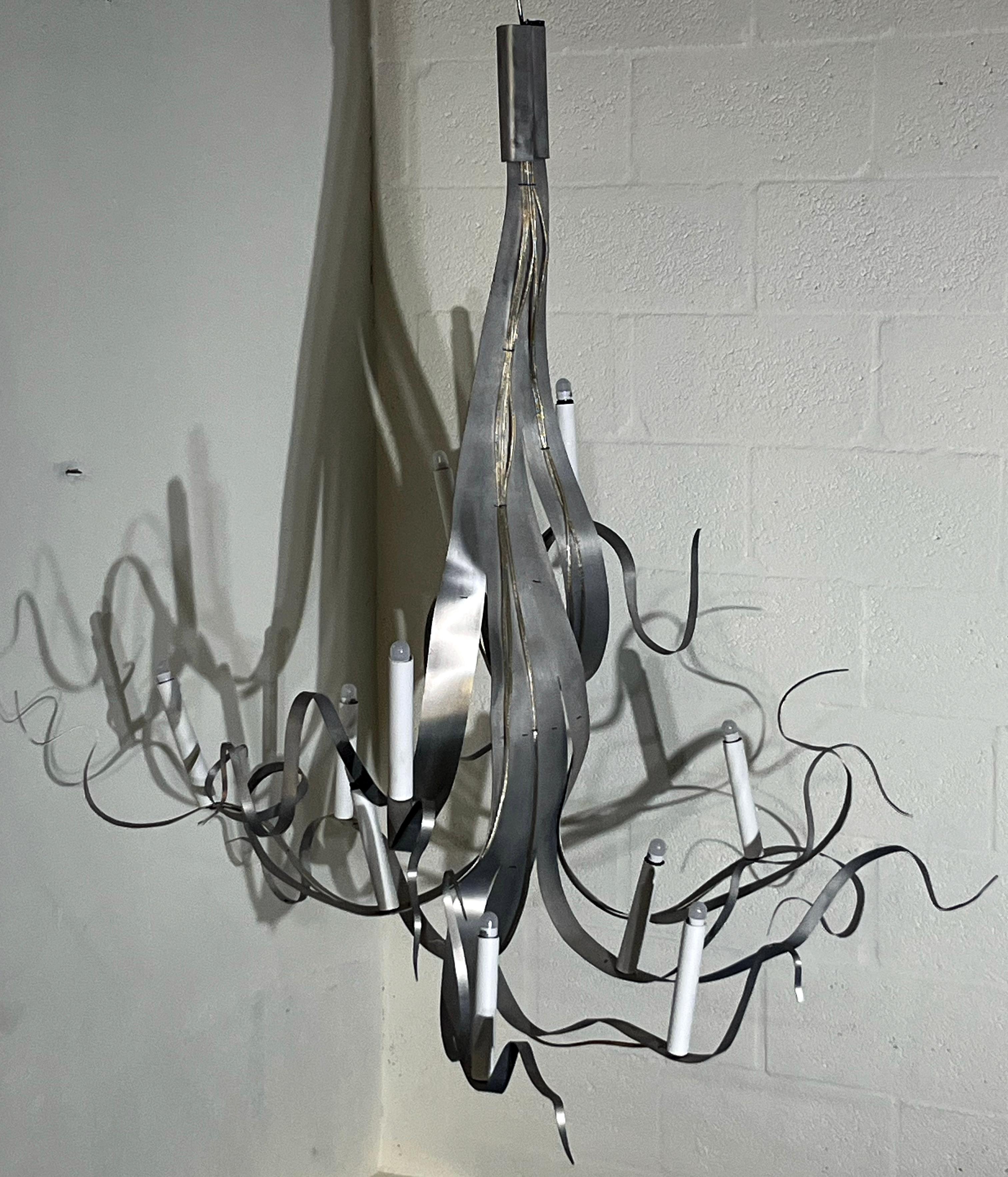 Barocco Lampadario scultoreo a nastro in metallo patinato di Jacques Jarrige, Francia, anni 2000 in vendita