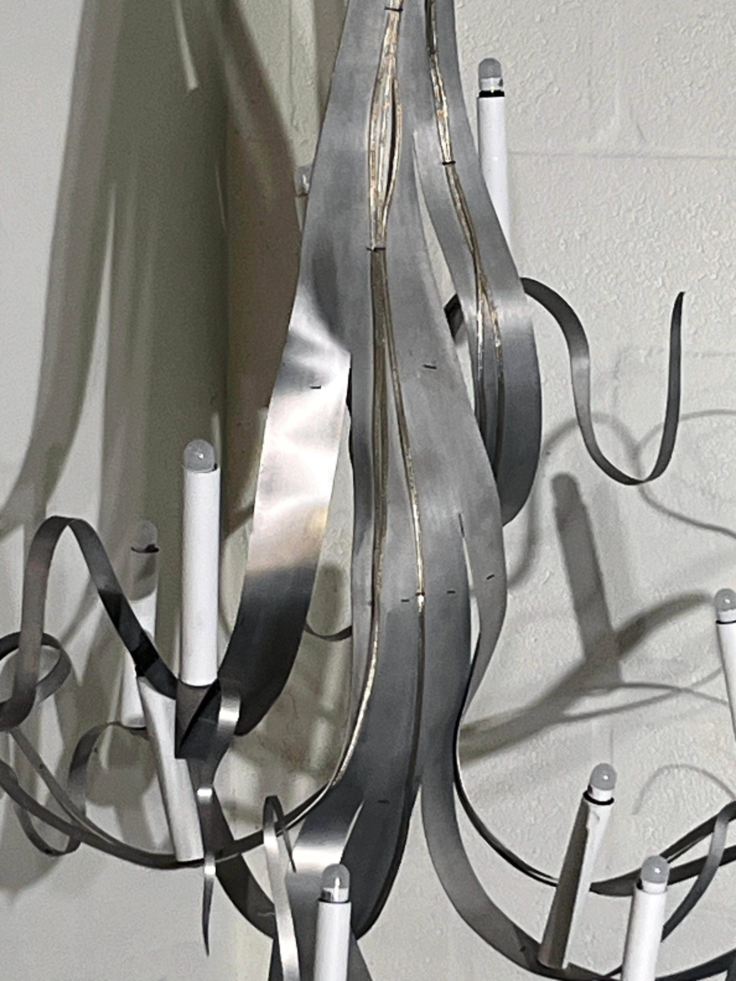 Francese Lampadario scultoreo a nastro in metallo patinato di Jacques Jarrige, Francia, anni 2000 in vendita