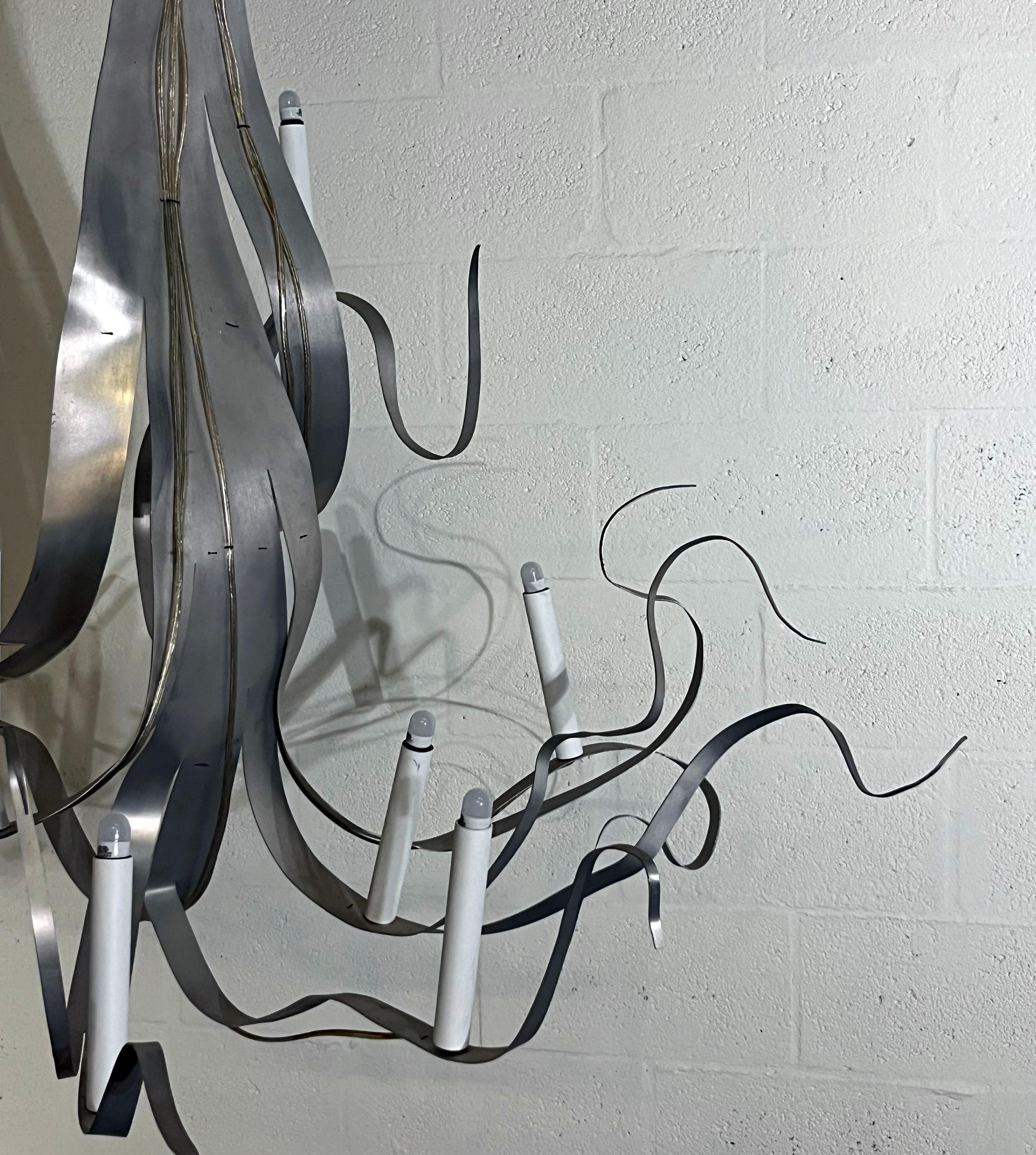 Lampadario scultoreo a nastro in metallo patinato di Jacques Jarrige, Francia, anni 2000 In condizioni buone in vendita a Miami, FL