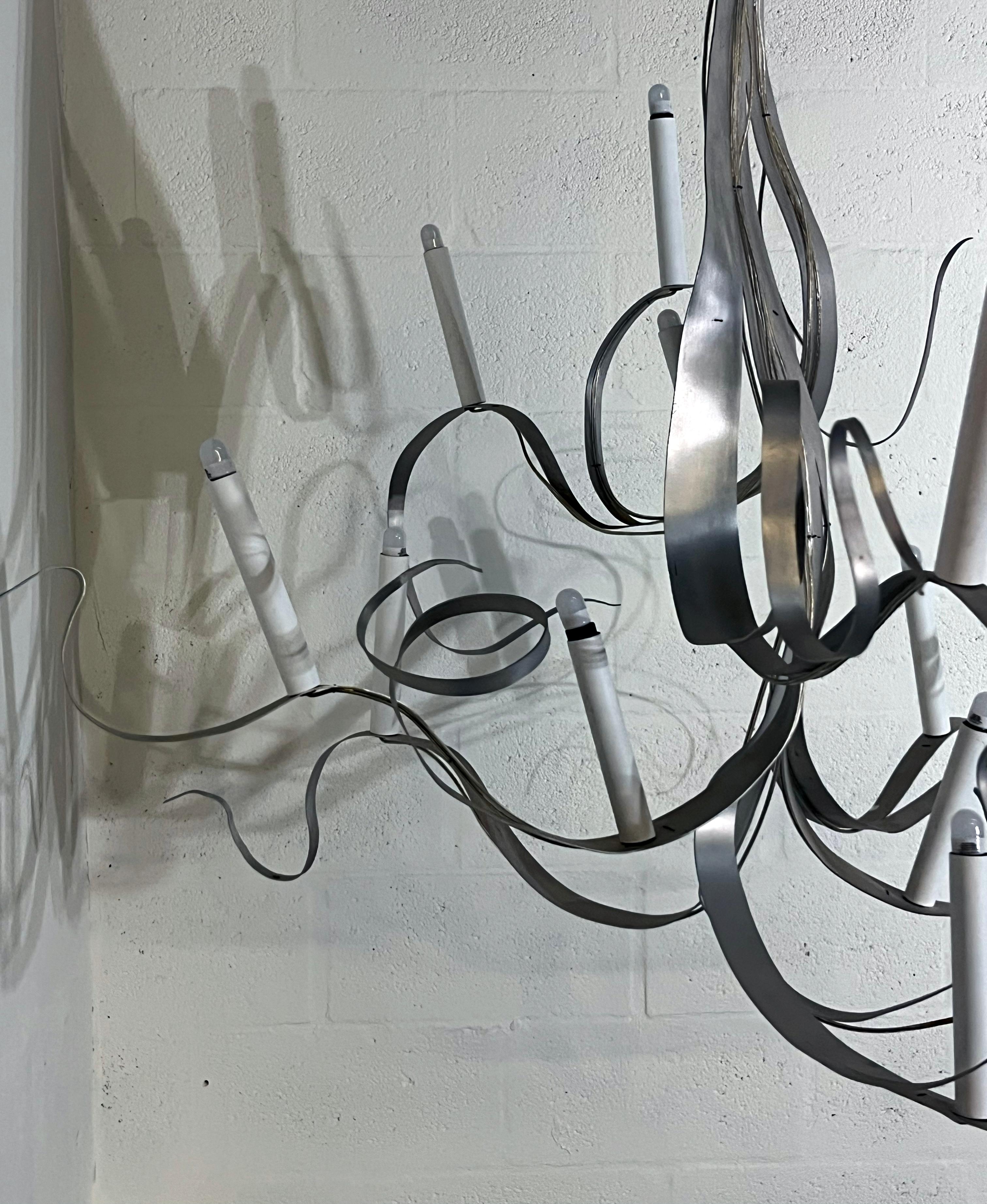 XXI secolo e contemporaneo Lampadario scultoreo a nastro in metallo patinato di Jacques Jarrige, Francia, anni 2000 in vendita