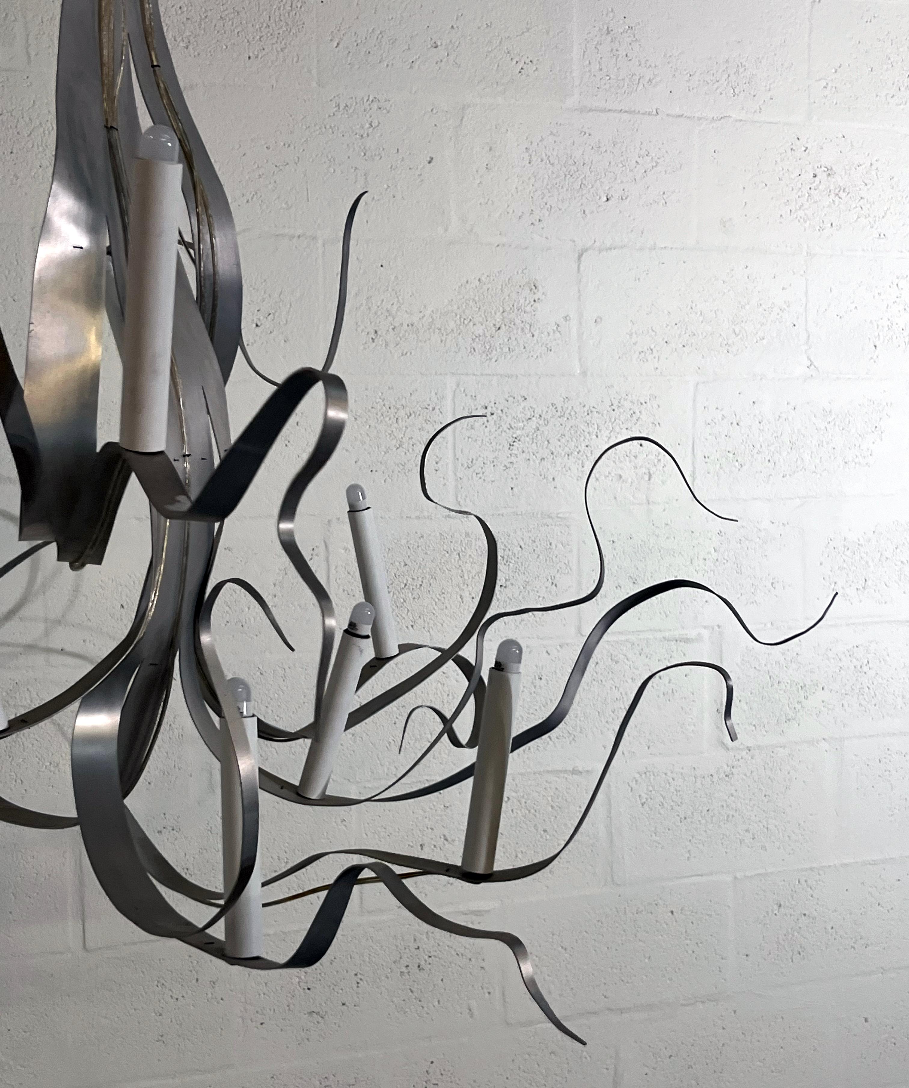 Metallo Lampadario scultoreo a nastro in metallo patinato di Jacques Jarrige, Francia, anni 2000 in vendita