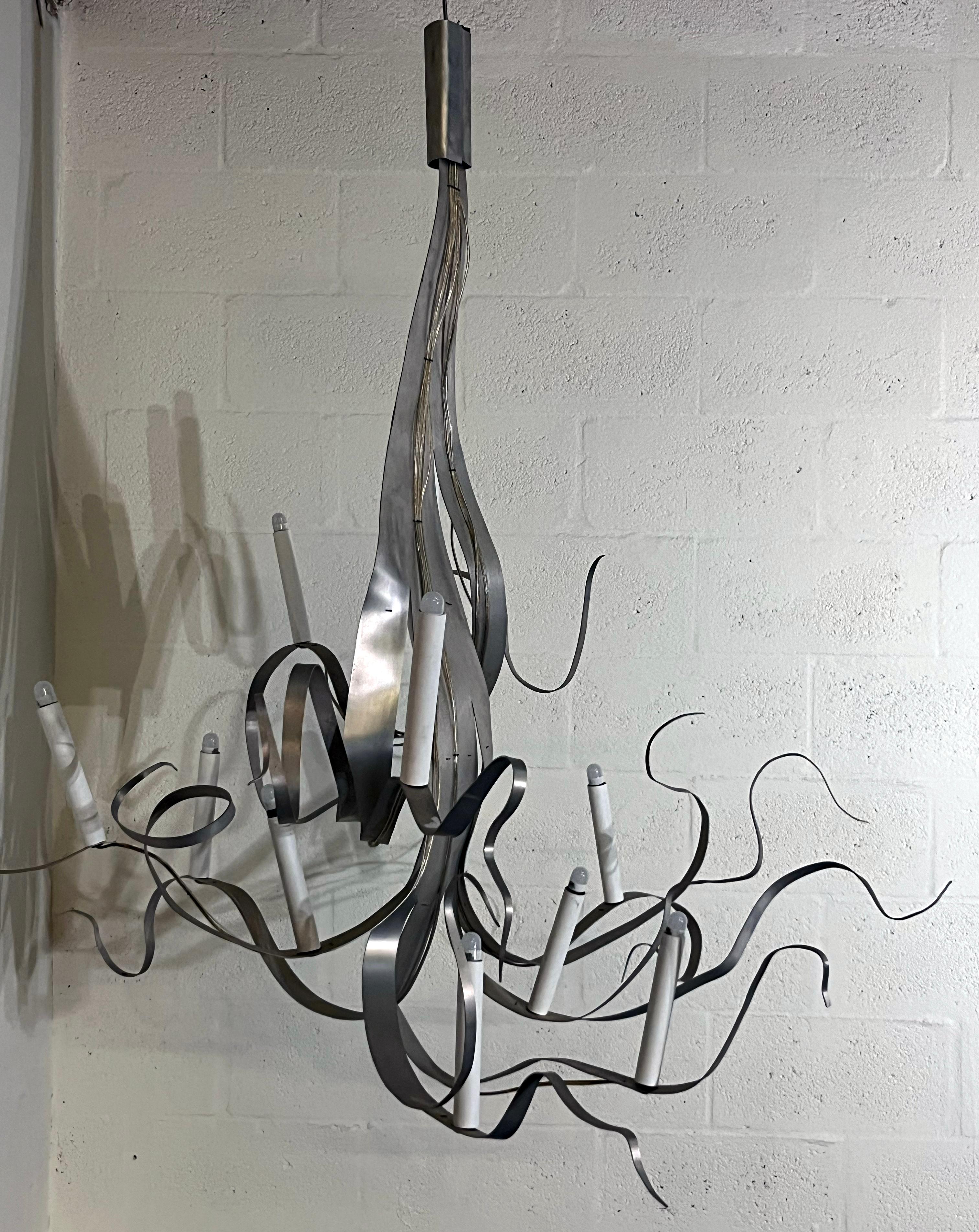 Lampadario scultoreo a nastro in metallo patinato di Jacques Jarrige, Francia, anni 2000 in vendita 1
