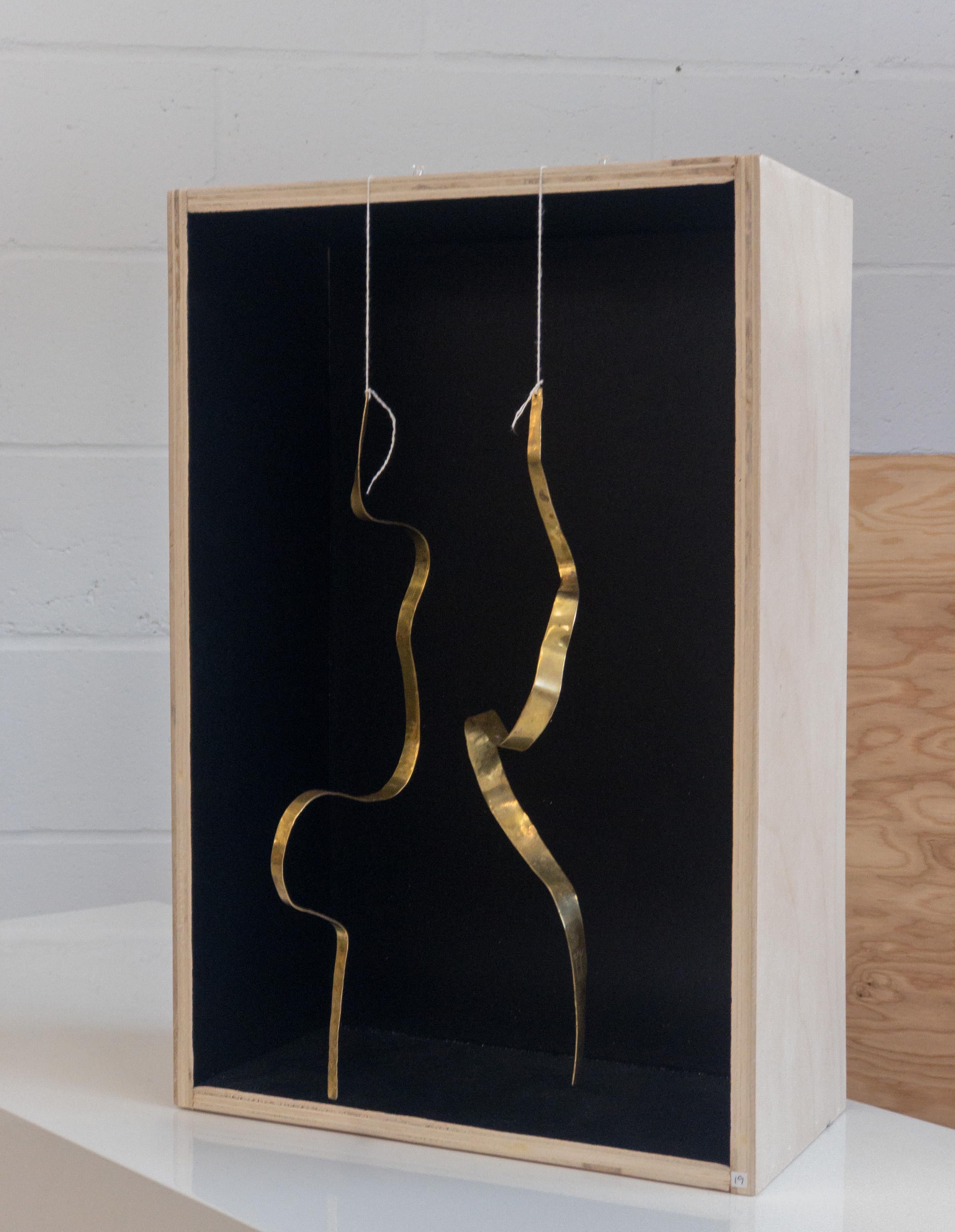 Paire de sculptures cinétiques en laiton, martelées à la main, présentées dans une boîte en bois. 
Cette paire est un modèle pour les grandes "courbes" de Jacques Jarrige.
Unique et signé