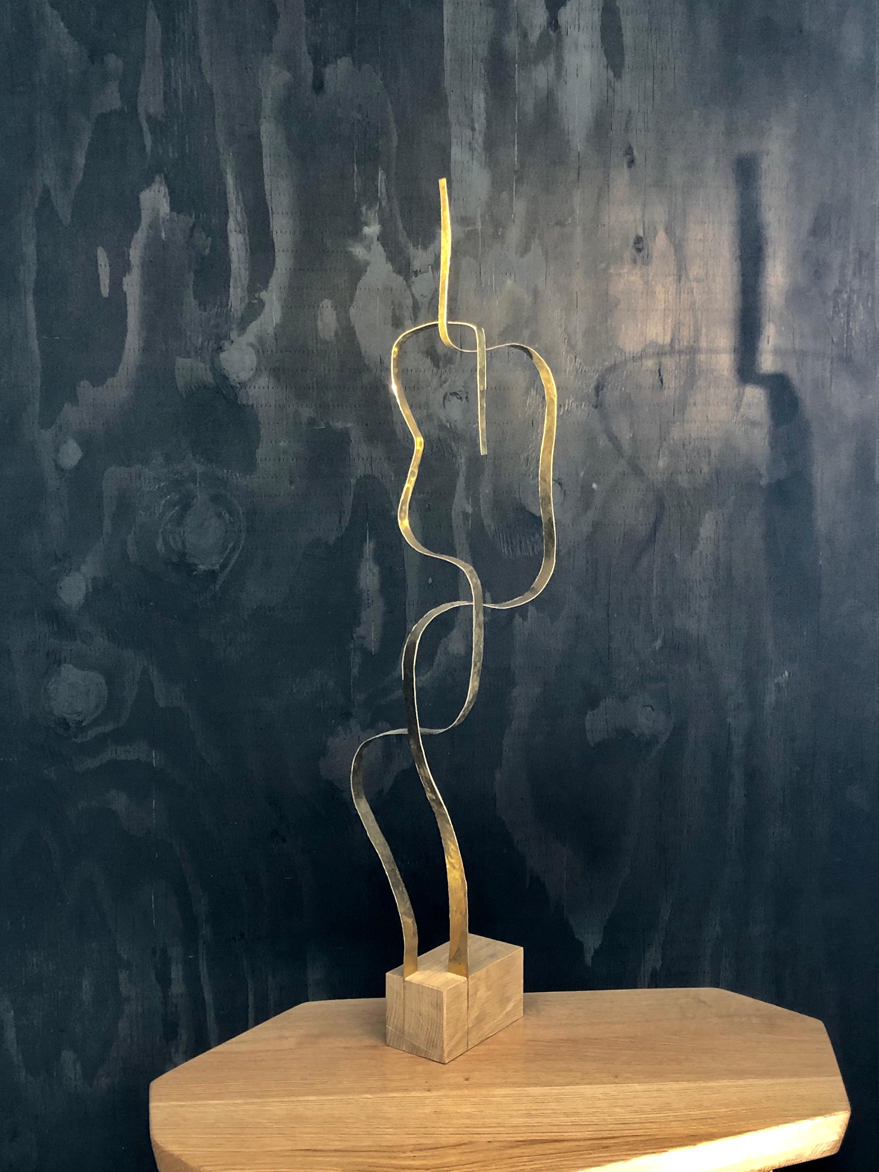 Sculpture by Jacques Jarrige formed by 2 pieces of brass set on an oak base and hand hammered.
The lightness and arrangement of the brass ribbons makes it kinetic.

Signed. Unique piece