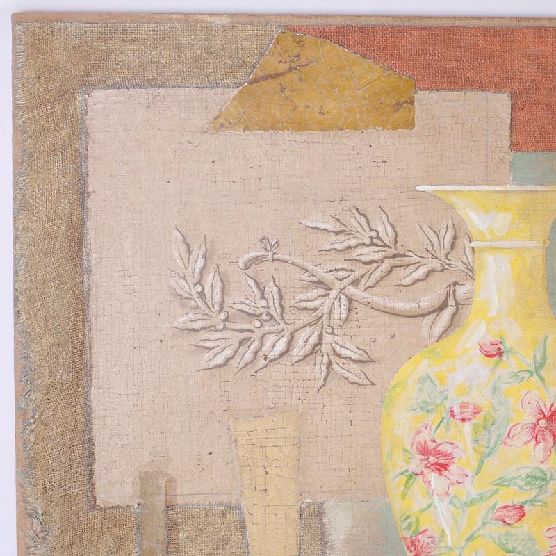 Peinture à l'huile et collage sur toile de jute présentant une composition de nature morte de deux vases chinois et un intérieur déconstruit avec une ambiance chaleureuse et silencieuse. Signé Jacques Lamy en bas à droite.