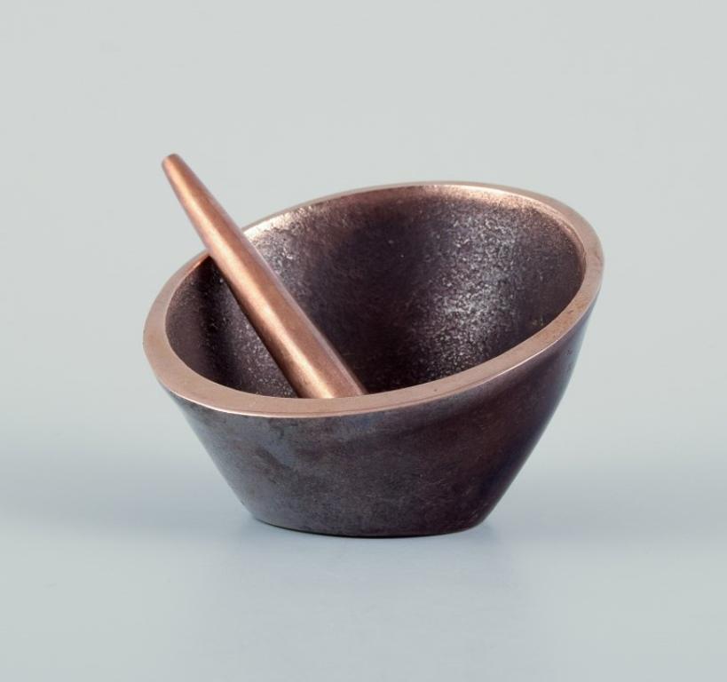 Jacques Lauterbach, French artist. 
Mortar and pestle in solid bronze. Modernist design.
Late 20th century.
Signed.
In excellent condition with small scratch on the front.
Dimensions: H 4.5 cm x D 6.6 cm.