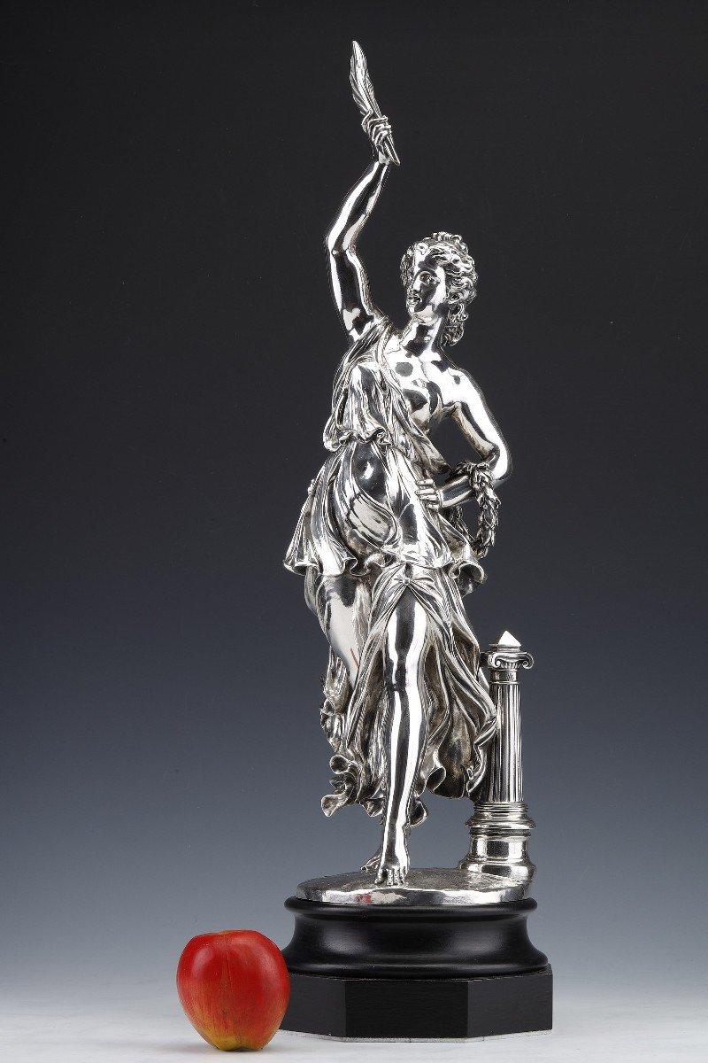 STATUA ALLEGORICA in argento massiccio che rappresenta una dea con un magnifico abito drappeggiato. Base in legno macchiato.

Dimensioni: altezza della statua da sola 58 cm - altezza della base 8 cm o altezza totale 66 cm.

Materiale: Argento 1°