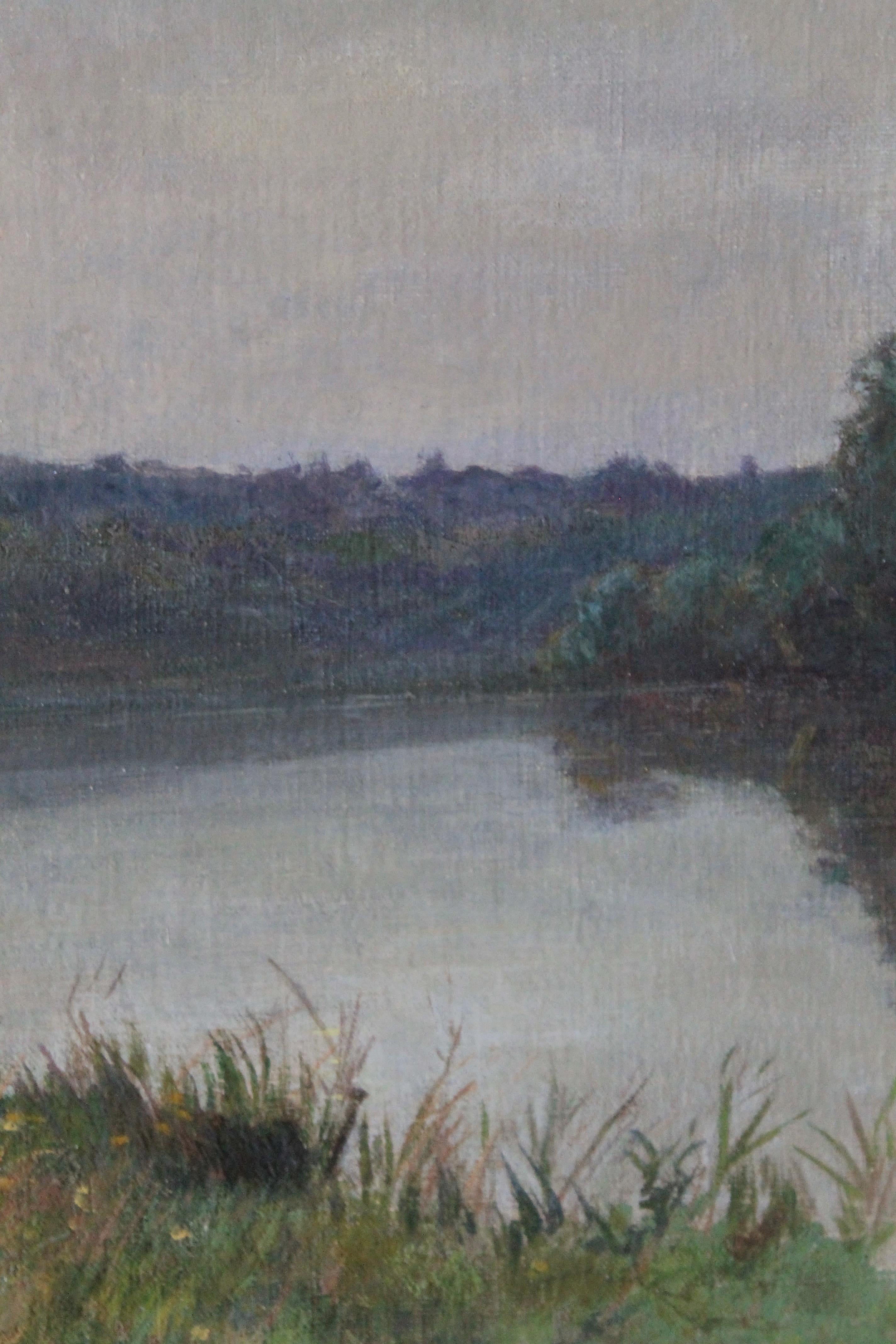 Ancienne peinture à l'huile d'un paysage français par l'artiste français Jacques L'Huillier.   Le ciel argenté lilas est lourd et prêt à céder les dernières lueurs du jour.  Un homme marche dans l'herbe haute vers le chemin qui le ramènera chez lui,