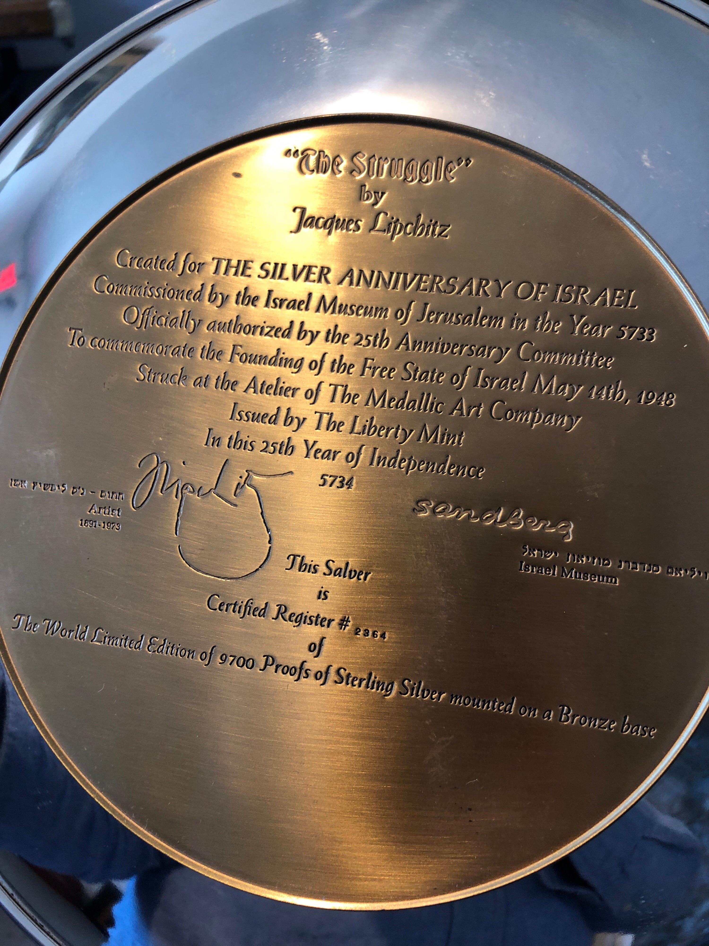 Scultore Jacques Lipchitz Piatto d'argento per l'anniversario d'argento Israel
Si tratta di una bellissima targa commemorativa in argento sterling. È stato realizzato appositamente per l'anniversario d'argento di Israel. È stato progettato dal