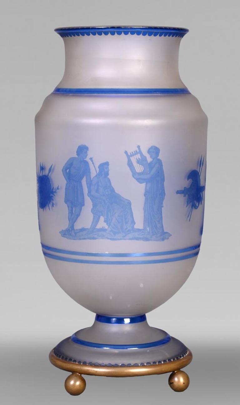 This pair of vases, crafted in the 19th century, was made using a technique developed by engineer Jacques Louis Kessler in 1855 and patented in 1858.

The decoration of these two vases, made of double-layered crystal (blue on the outside and