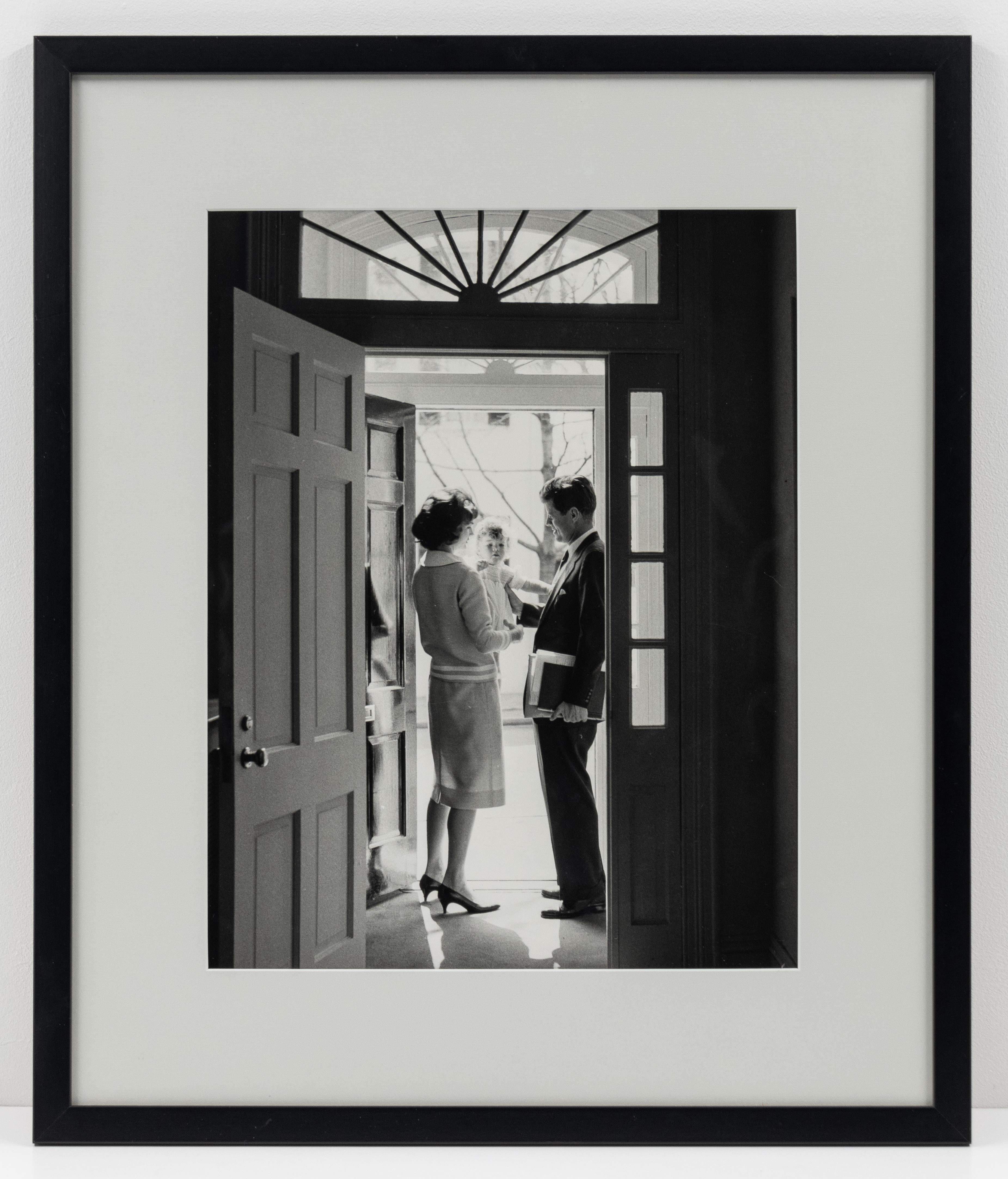 JFK mit Jackie und Caroline im Eingangsbereich seines Hauses in Georgetown (Zeitgenössisch), Photograph, von Jacques Lowe