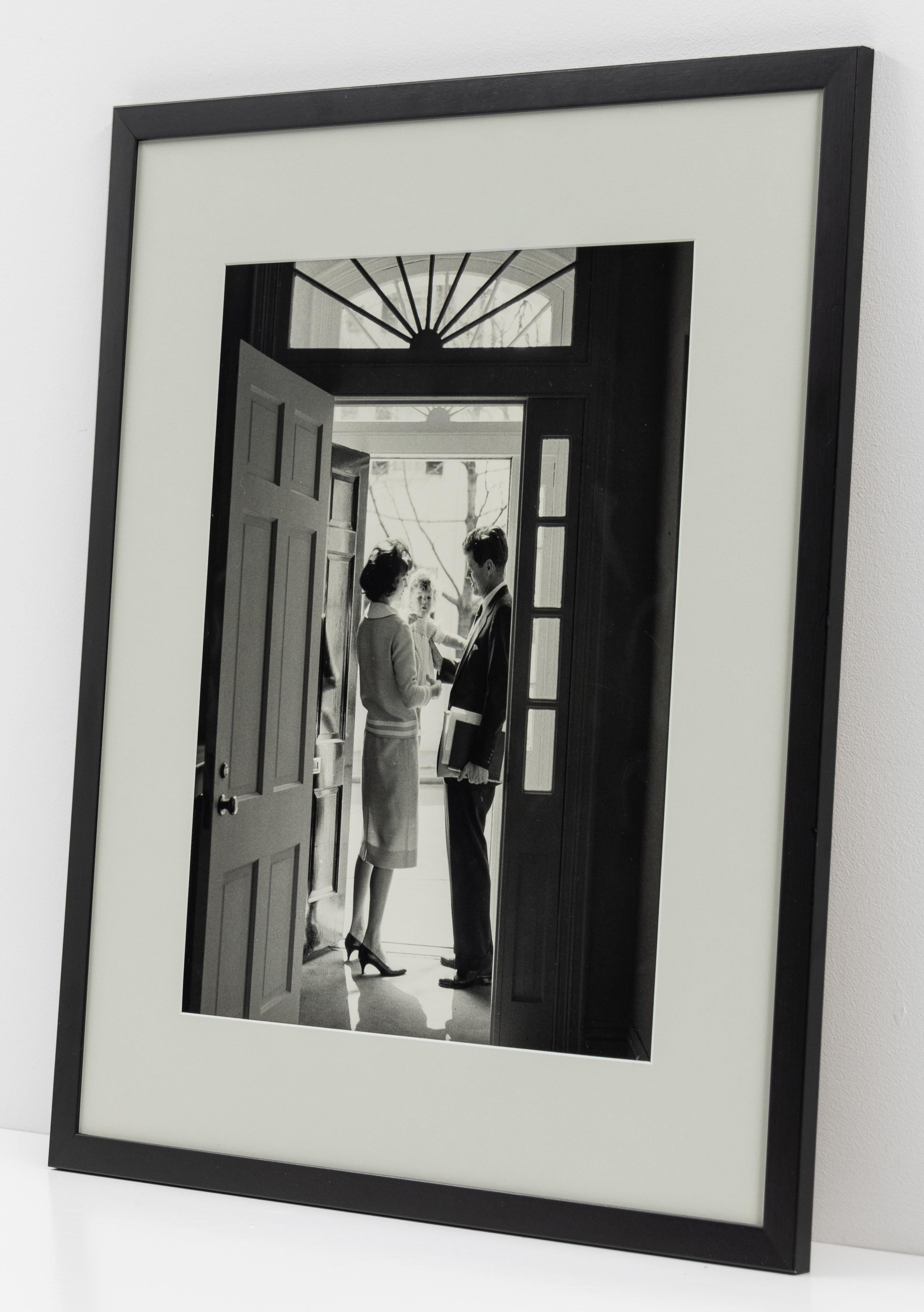JFK avec Jackie et Caroline dans la porte de sa maison de Georgetown - Contemporain Photograph par Jacques Lowe