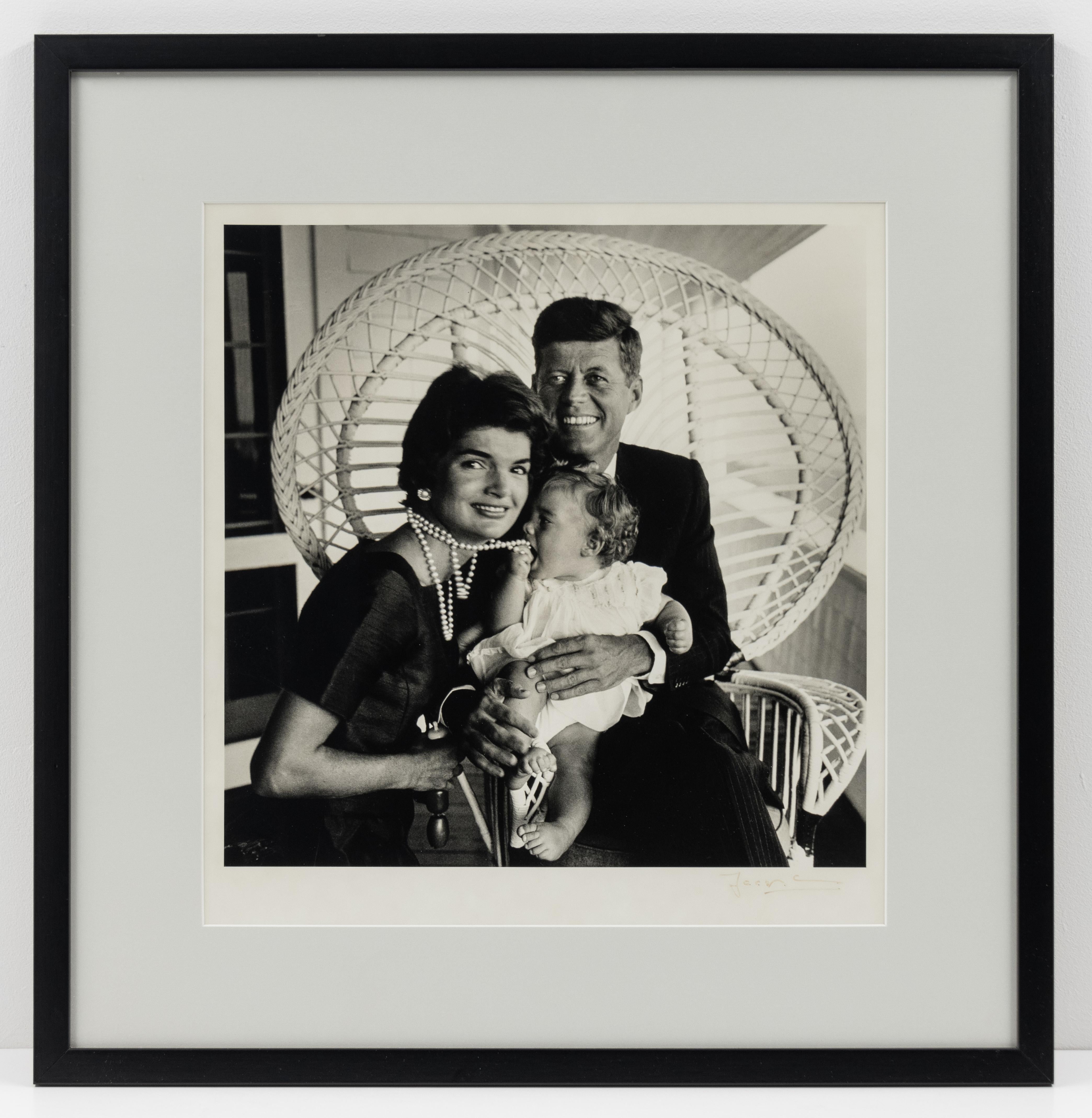 Retrato de la familia Kennedy - Photograph Contemporáneo de Jacques Lowe