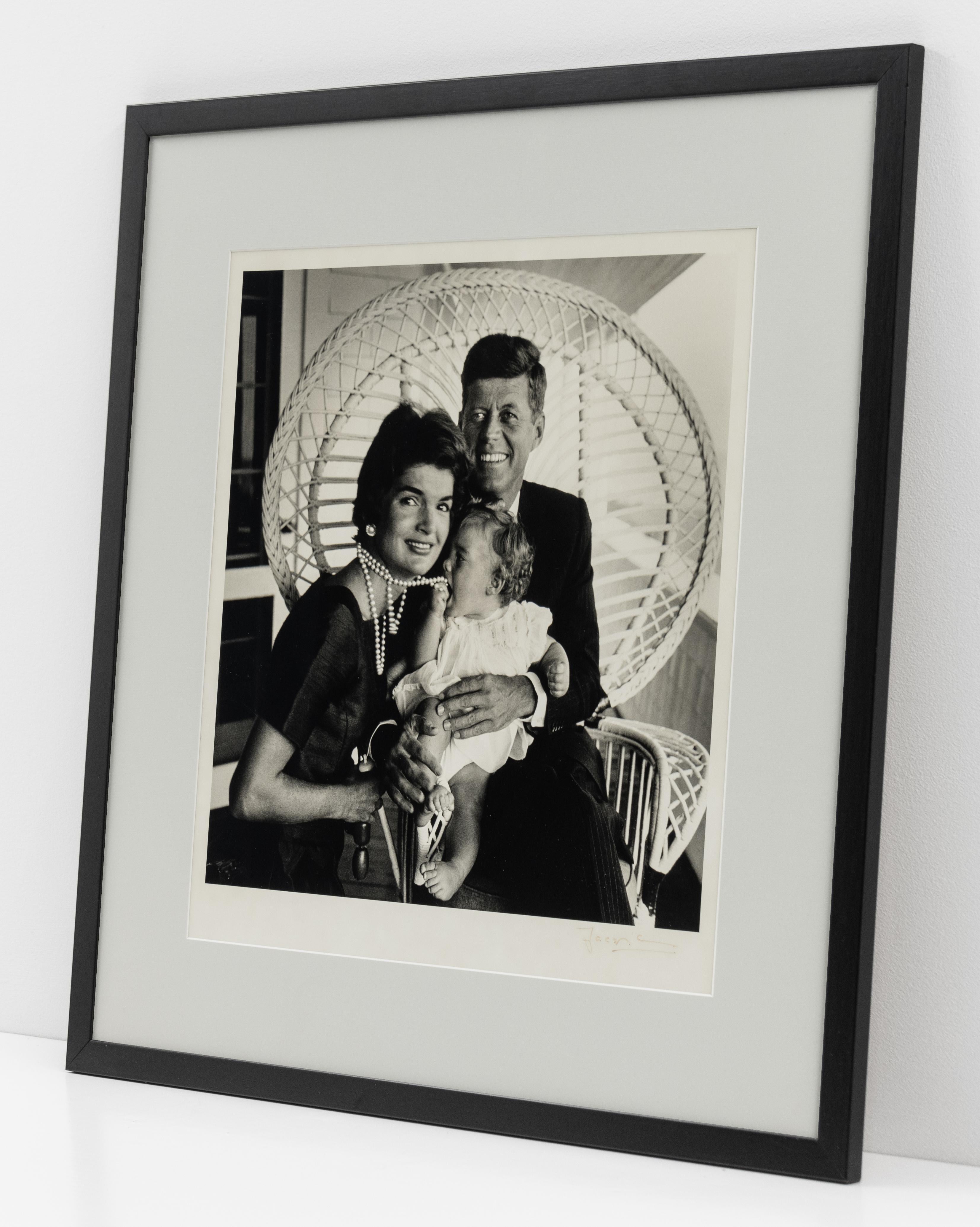 Ésta es una fotografía de la familia Kennedy tomada en 1958 por Jacques Lowe ofrecida por CLAMP en Nueva York.