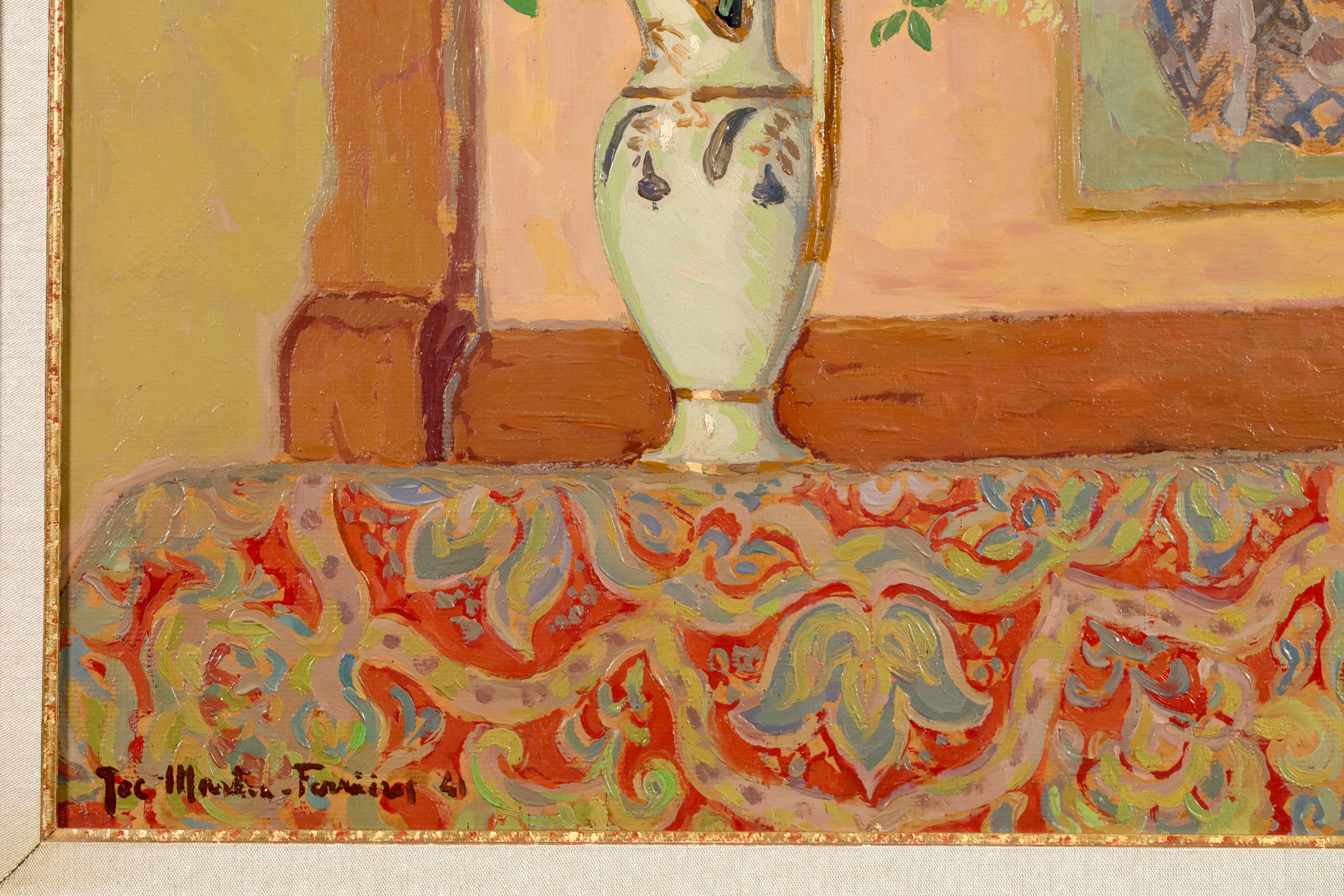 Nature morte à l'huile sur panneau signée du peintre post impressionniste français Jacques Martin-Ferrieres. L'œuvre représente un vase en céramique crème orné d'une bordure dorée à côté d'un vase bleu rempli de fleurs. Il est  Il est posé sur une
