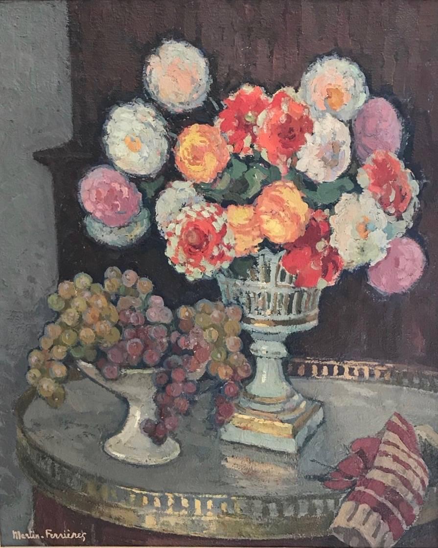 Stilleben mit Dahlienstrauß in Vase und Traubenkompott auf Tisch um 1955 – Painting von Jacques Martin-Ferrières