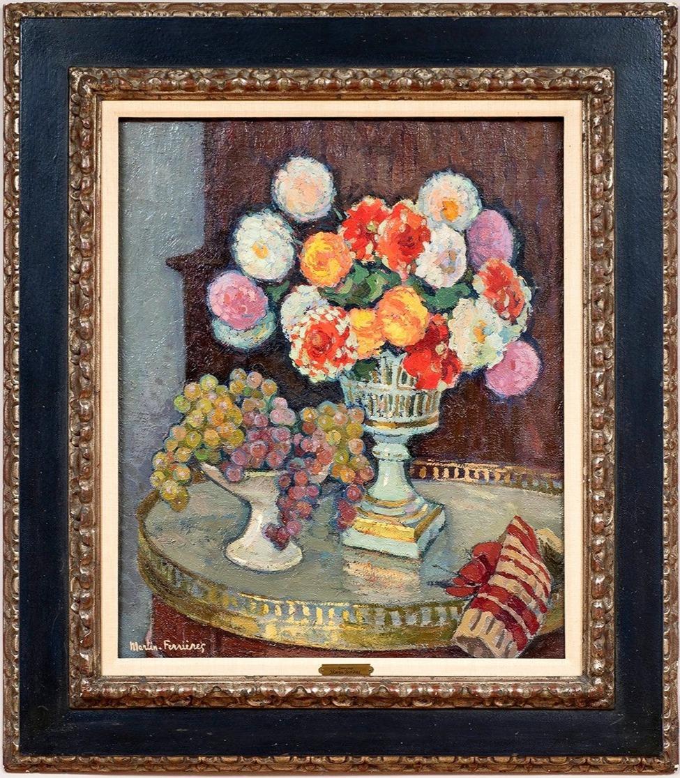 Jacques Martin-Ferrières Still-Life Painting – Stilleben mit Dahlienstrauß in Vase und Traubenkompott auf Tisch um 1955