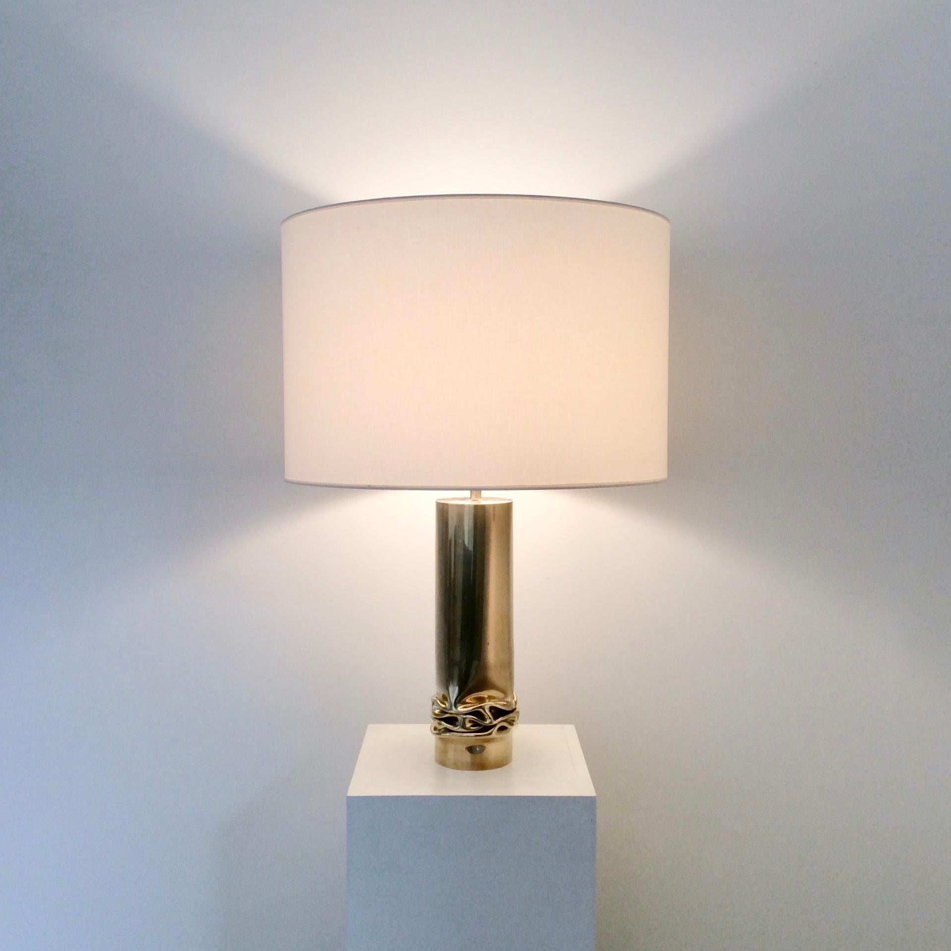 Jacques Moniquet table lamp, Cheret AAM editor, circa 1975, France.
Folded brass sheet and new fabric shade.
One E27 bulb of 60 W.
Rewired.
Marked: Moniquet edition Cheret AAM Paris on the top.
Dimensions: 79 cm H, diameter of the shade: 49