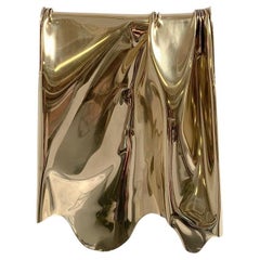 Jacques moniquet Rara grande applique in ottone drappeggiato di AAM Paris, circa 1975, Francia.