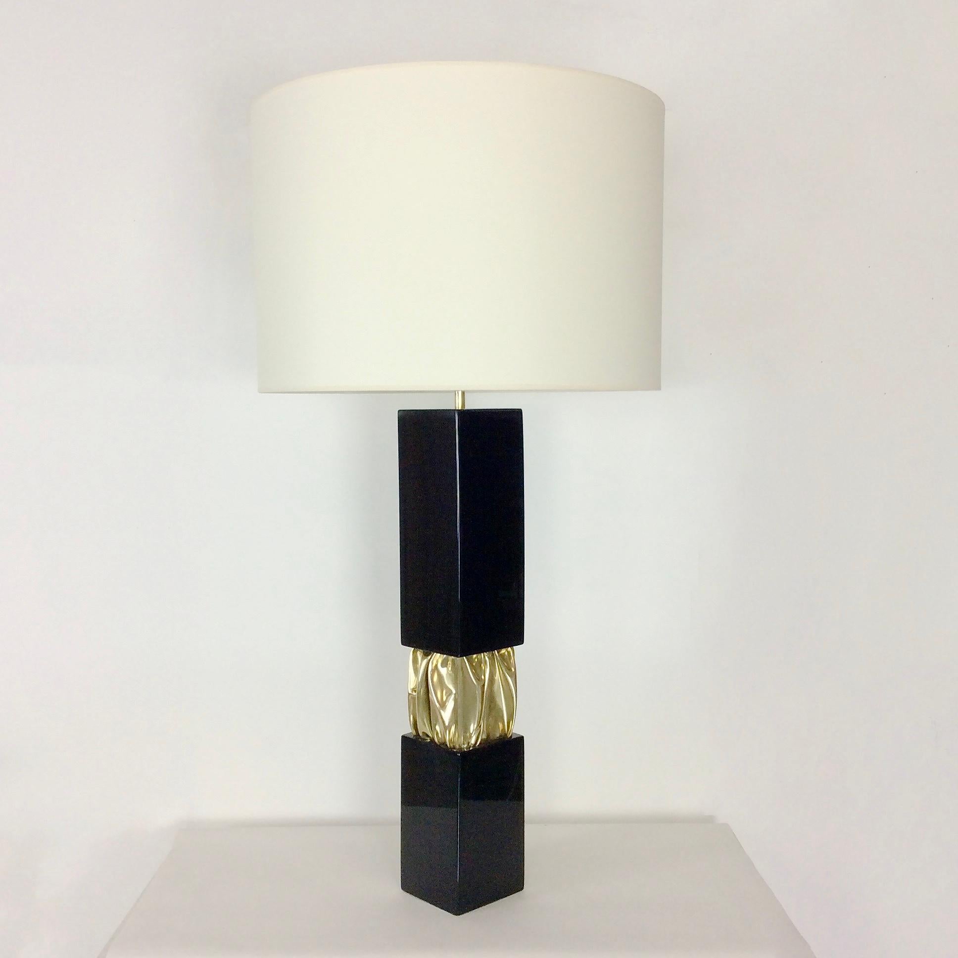 Rare large Jacques Moniquet table lamp, Cheret Edition, circa 1975, France.
Brass, black lacquered wood, off-white new fabric shade.
One E27 bulb.
Dimensions: 97 cm total height with shade, diameter of the shade: 50 cm.
All purchases are covered by