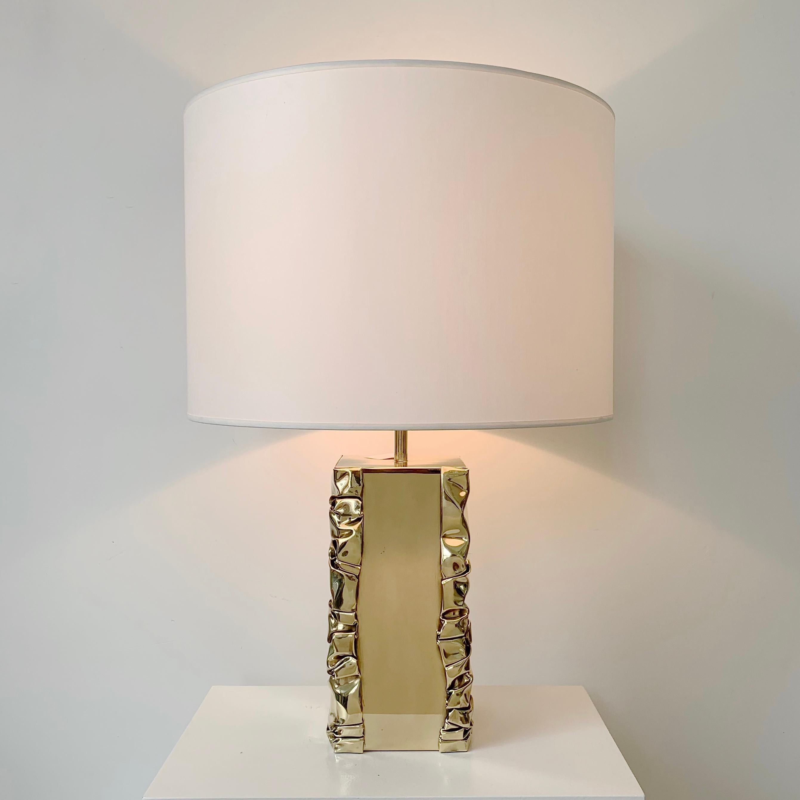 Fin du 20e siècle Lampe de table en laiton signée Jacques Moniquet, vers 1975, France. en vente