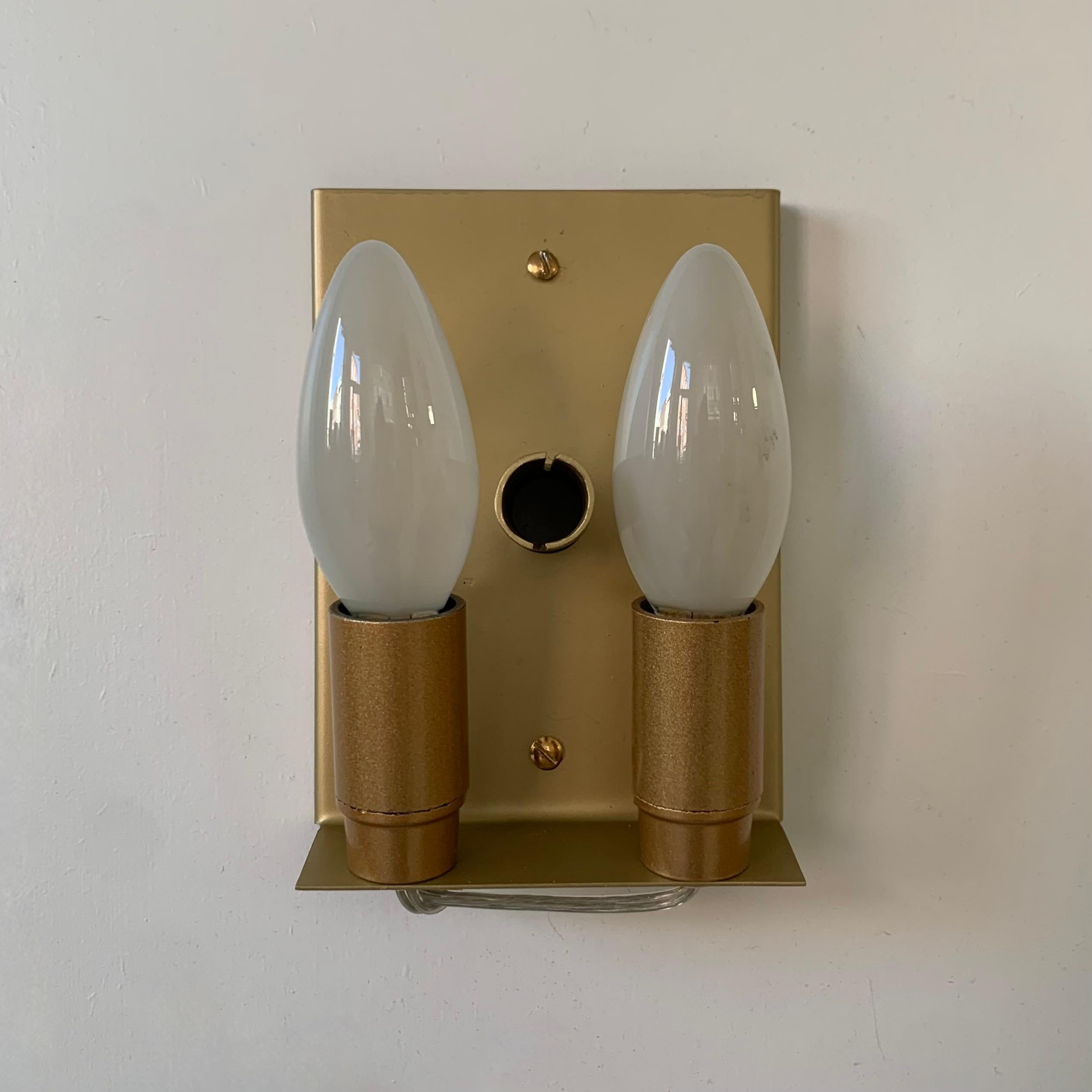 Jacques Moniquet, coppia di lampade in ottone firmate per Cheret AAM Paris, 1975, Francia in vendita 8