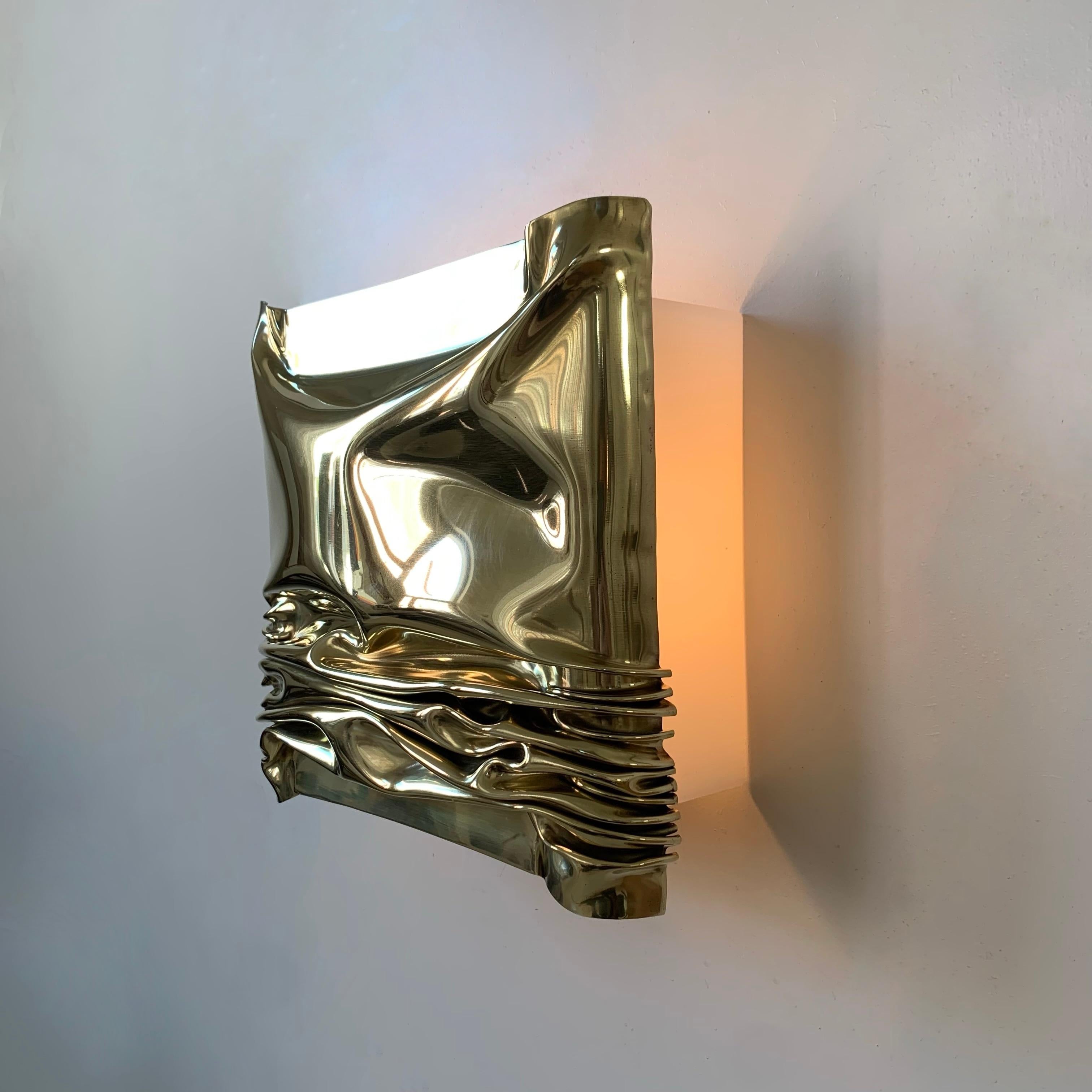 Fine XX secolo Jacques Moniquet, coppia di lampade in ottone firmate per Cheret AAM Paris, 1975, Francia in vendita