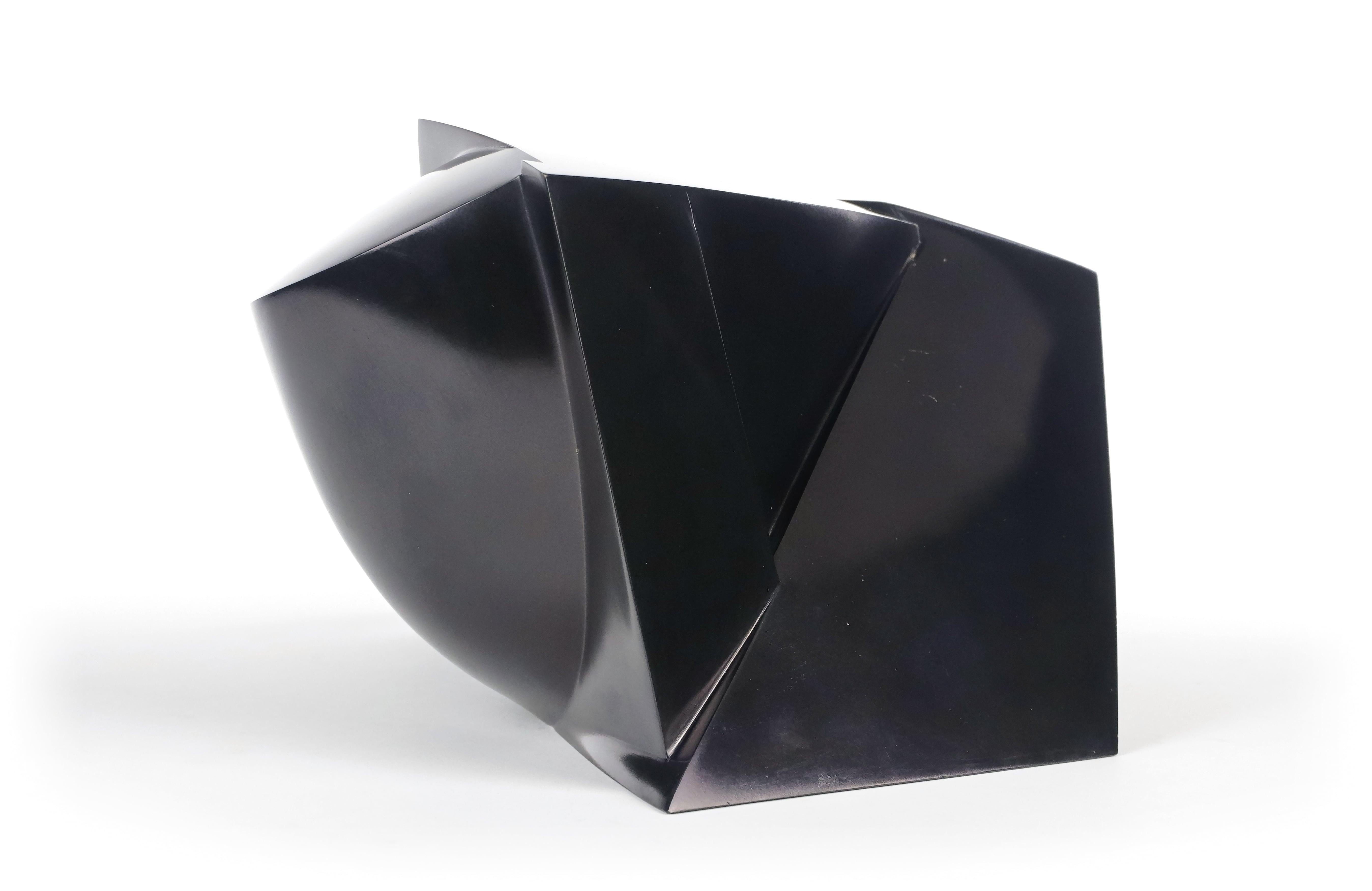 Kiode di Jacques Owczarek - Scultura animale in bronzo di una rana, nera e geometrica in vendita 2