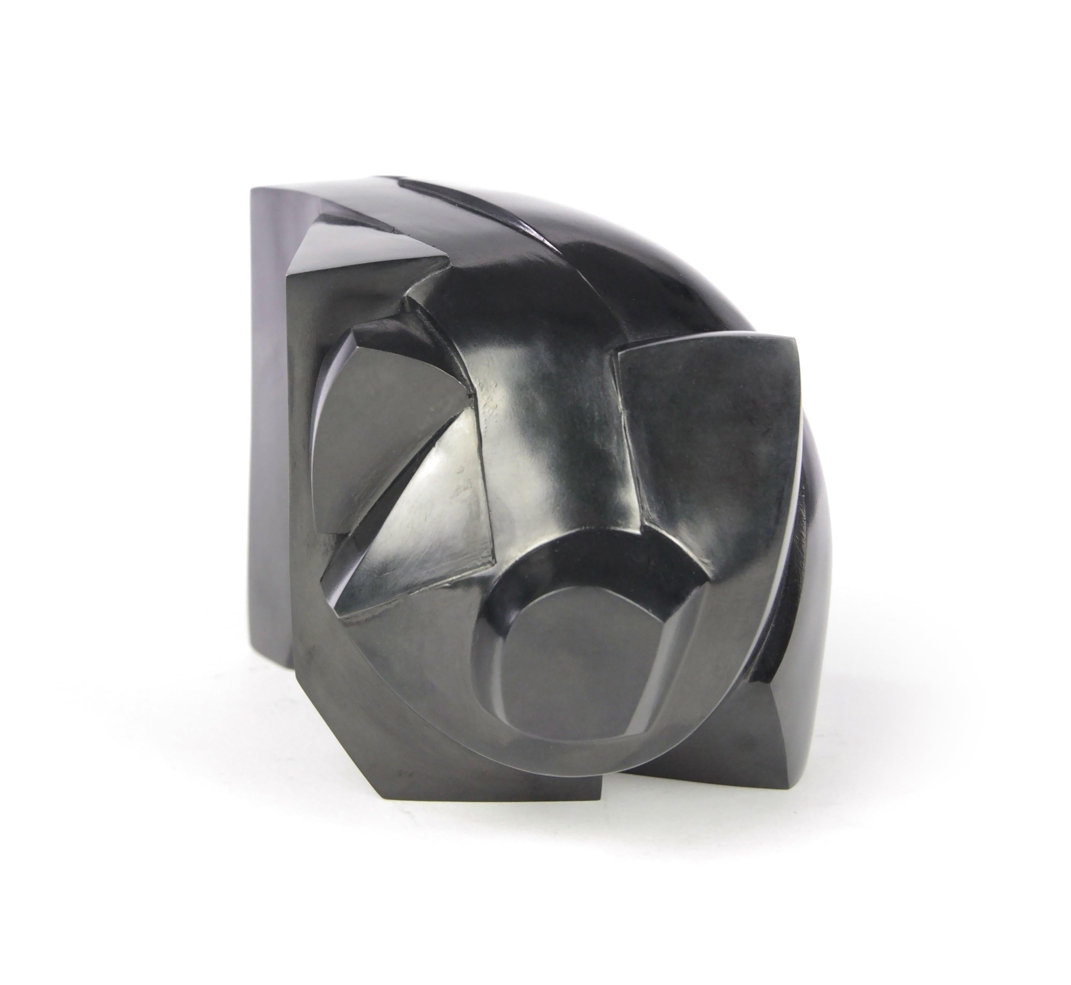 Kioo by Jacques Owczarek - Sculpture animalière en bronze représentant un cochon, noir en vente 3