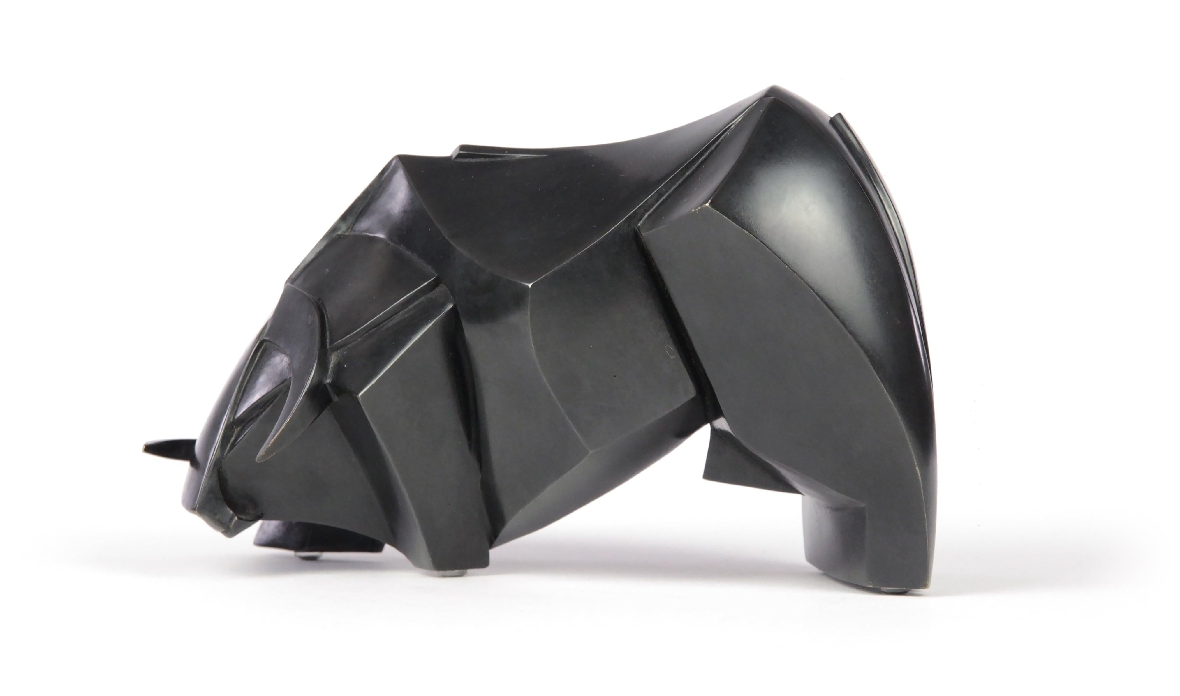 Kioshimura von Jacques Owczarek – schwarze Tier-Bronze-Skulptur eines Stiers, glatt im Angebot 1