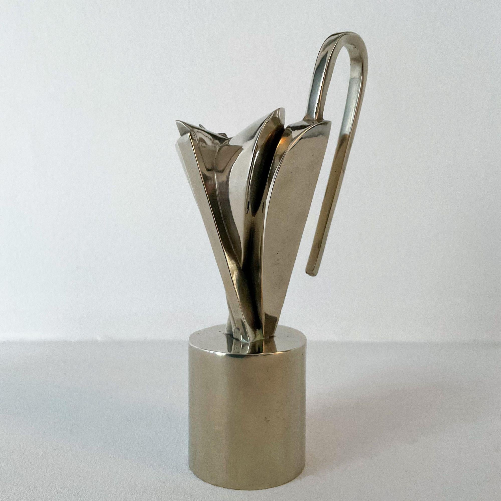 Kotakio debe es una escultura del artista contemporáneo francés Jacques Owczarek.
Esta escultura está disponible en formato 15,5 cm x 6 cm x 4,5 cm (6,1 x 2,3 x 1,7 pulg.). 
La obra está firmada y numerada, forma parte de una edición limitada de 8