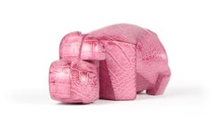 Rosa Kioveo von Jacques Owczarek – Tierskulptur eines Hippopotamus, Polymer, rosa