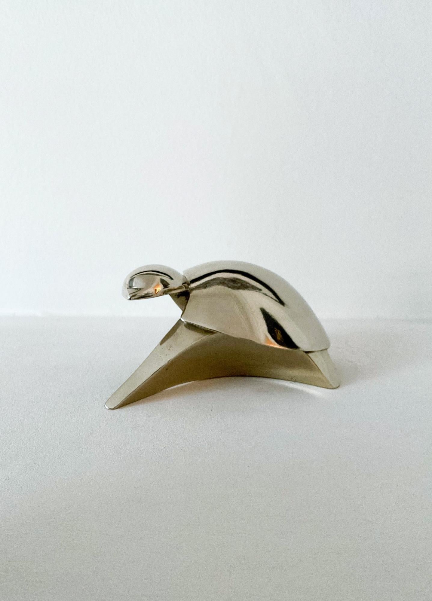 Takioaka Must von Jacques Owczarek - Skulptur aus weißer Bronze, Tier im Angebot 2