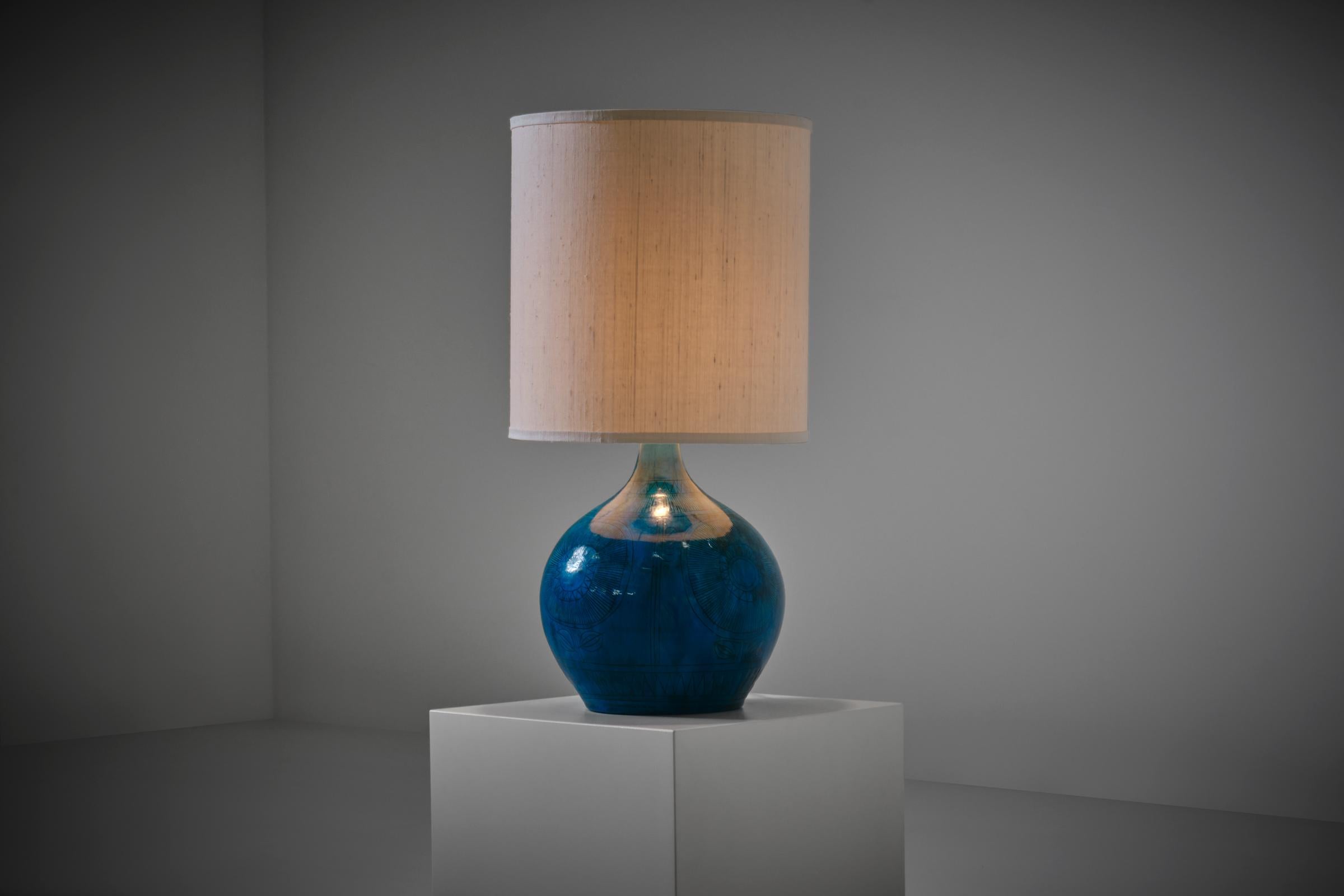 Exceptionnelle lampe de table en céramique bleu azur de Jacques Pouchain (1927 - 2015), France années 1960. Jacques Pouchain a suivi une formation d'architecte, mais a décidé, à l'âge de vingt ans, d'étudier à l'Académie de la Grande Chaumière, à
