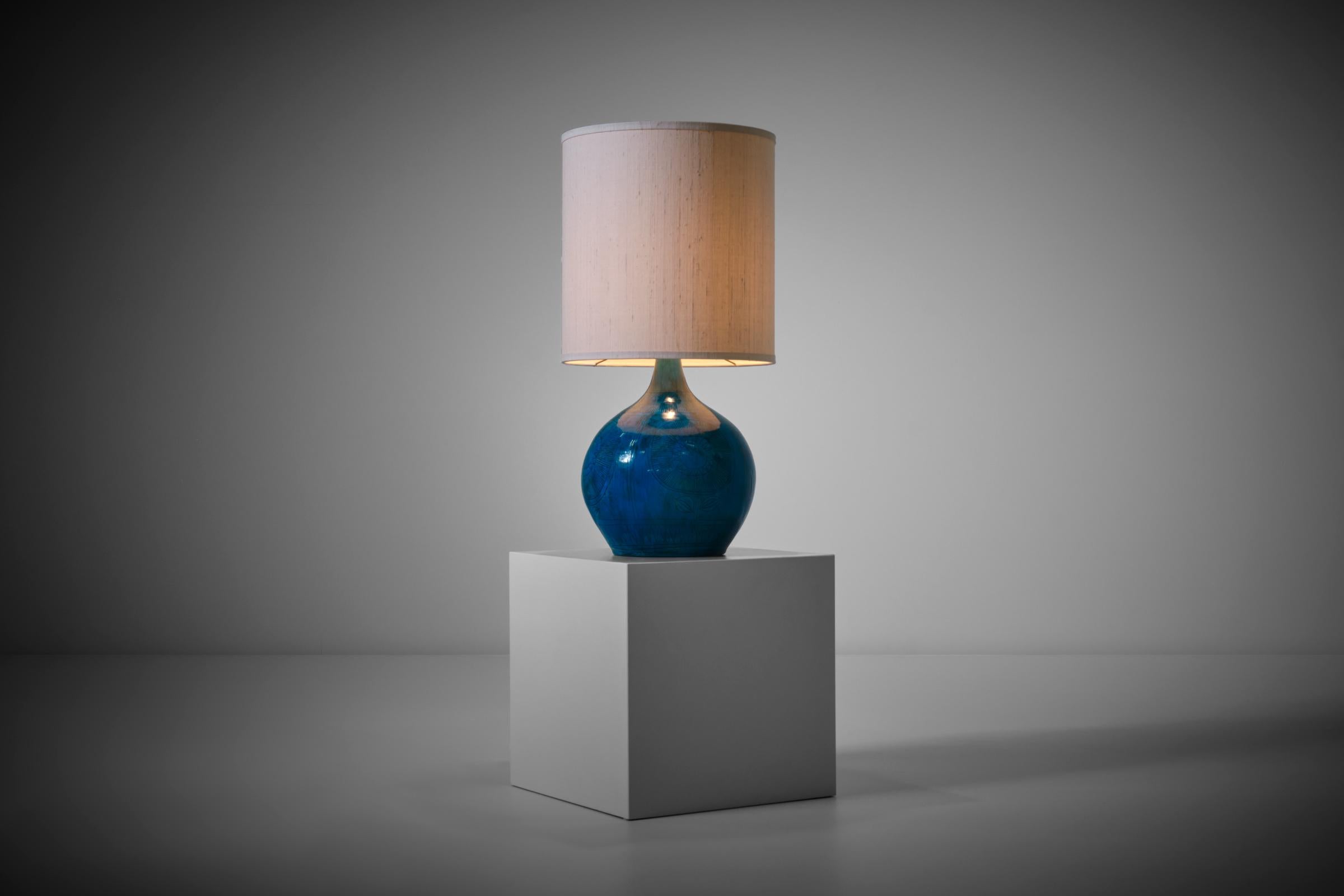 Français Lampe de table en céramique bleu azur de Jacques Pouchain, France, années 1960