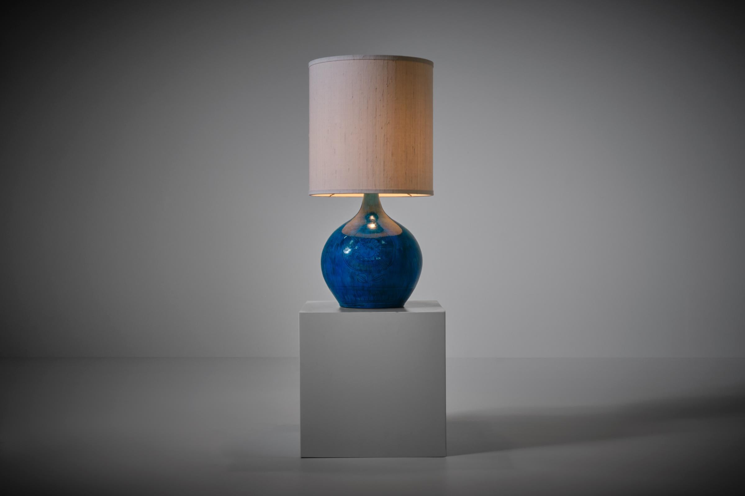 Céramique Lampe de table en céramique bleu azur de Jacques Pouchain, France, années 1960