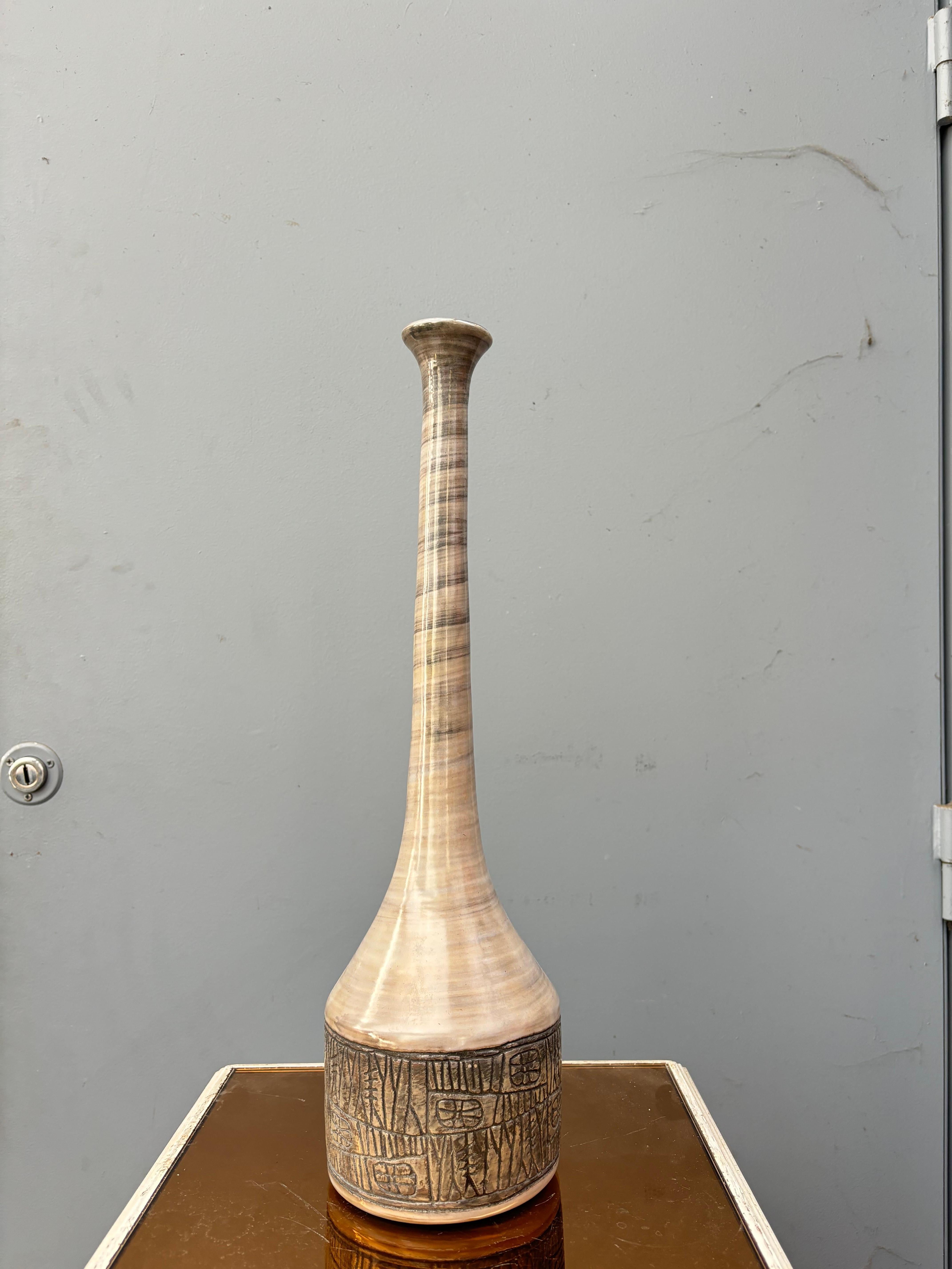 Jacques POUCHAIN (1925-2015) Important vase bouteille à haut col Épreuve en céramique émaillée brun gris à décor d’une frise Signature au cavalier sur l’envers. Atelier de la Commanderie Dieulefit