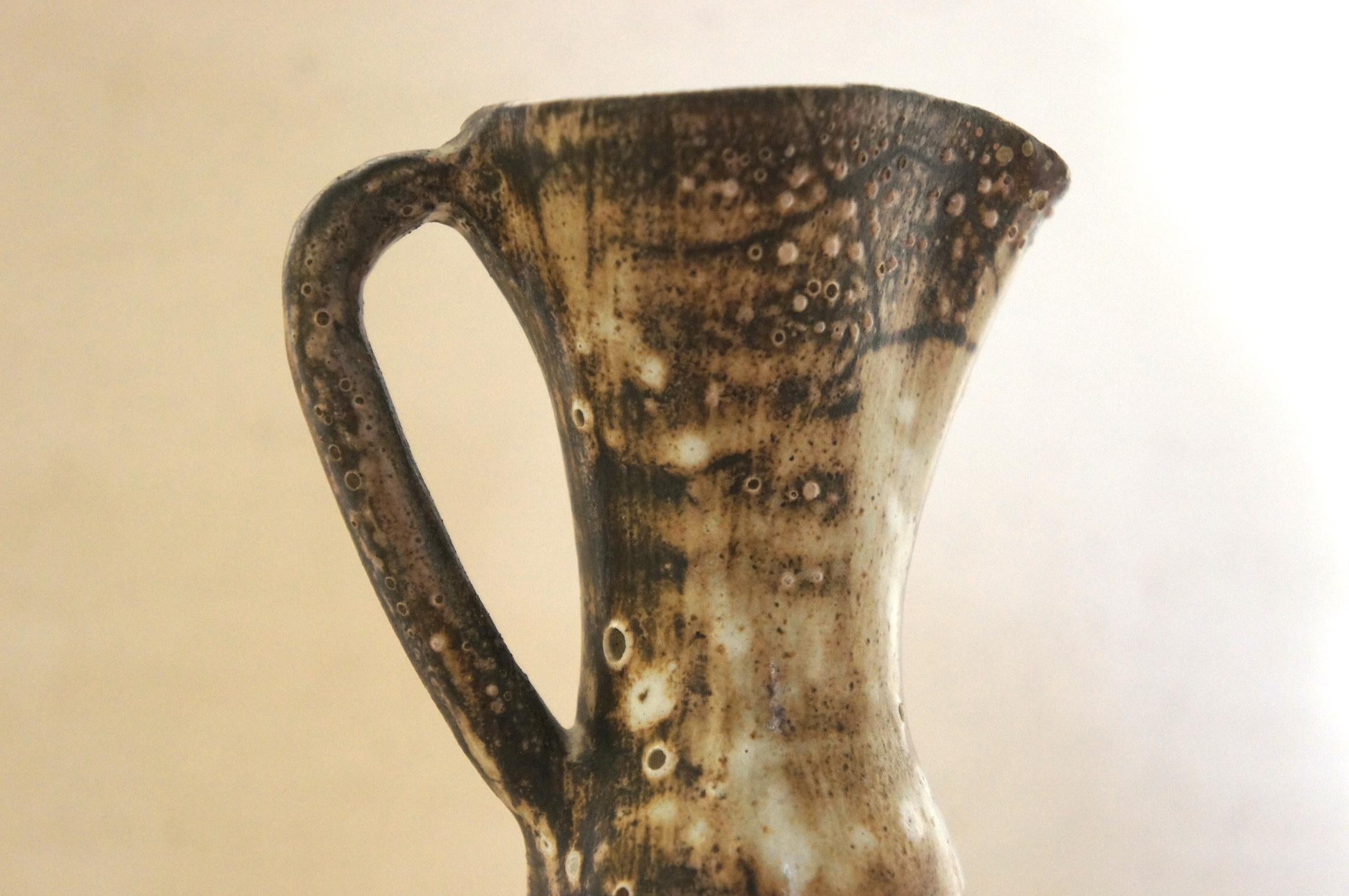Vaso a bottiglia di Jacques Pouchain per le officine Dieulefit, in ceramica con decoro brutalista
Francia anni '60