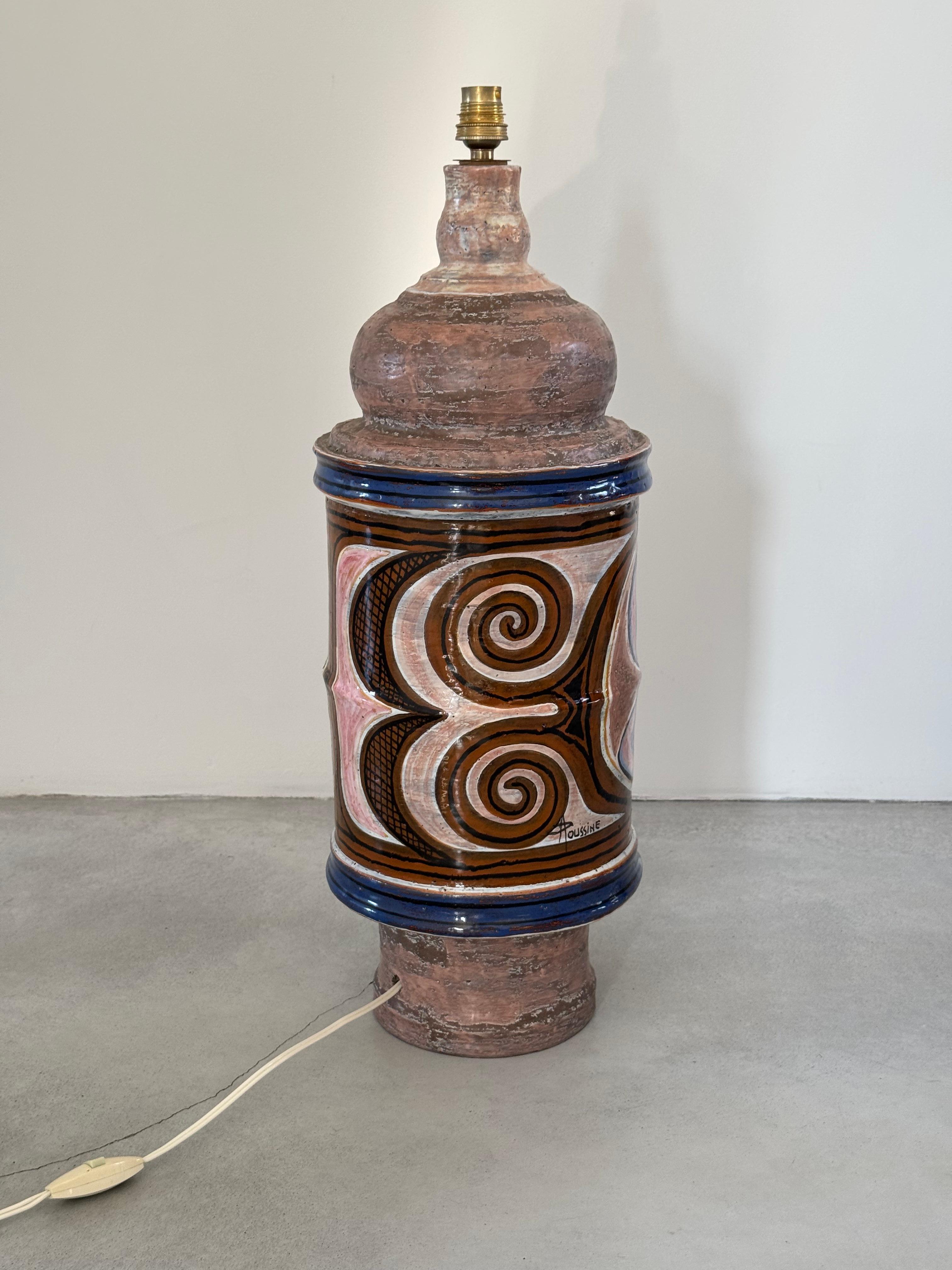 Obra única de Jacques Poussine.

Enorme lámpara de cerámica esmaltada, soberbia decoración con motivos abstractos y orgánicos que sólo Jacques Poussine domina.

Magnífico trabajo de cocción y esmaltado.

Firma del artista integrada en el