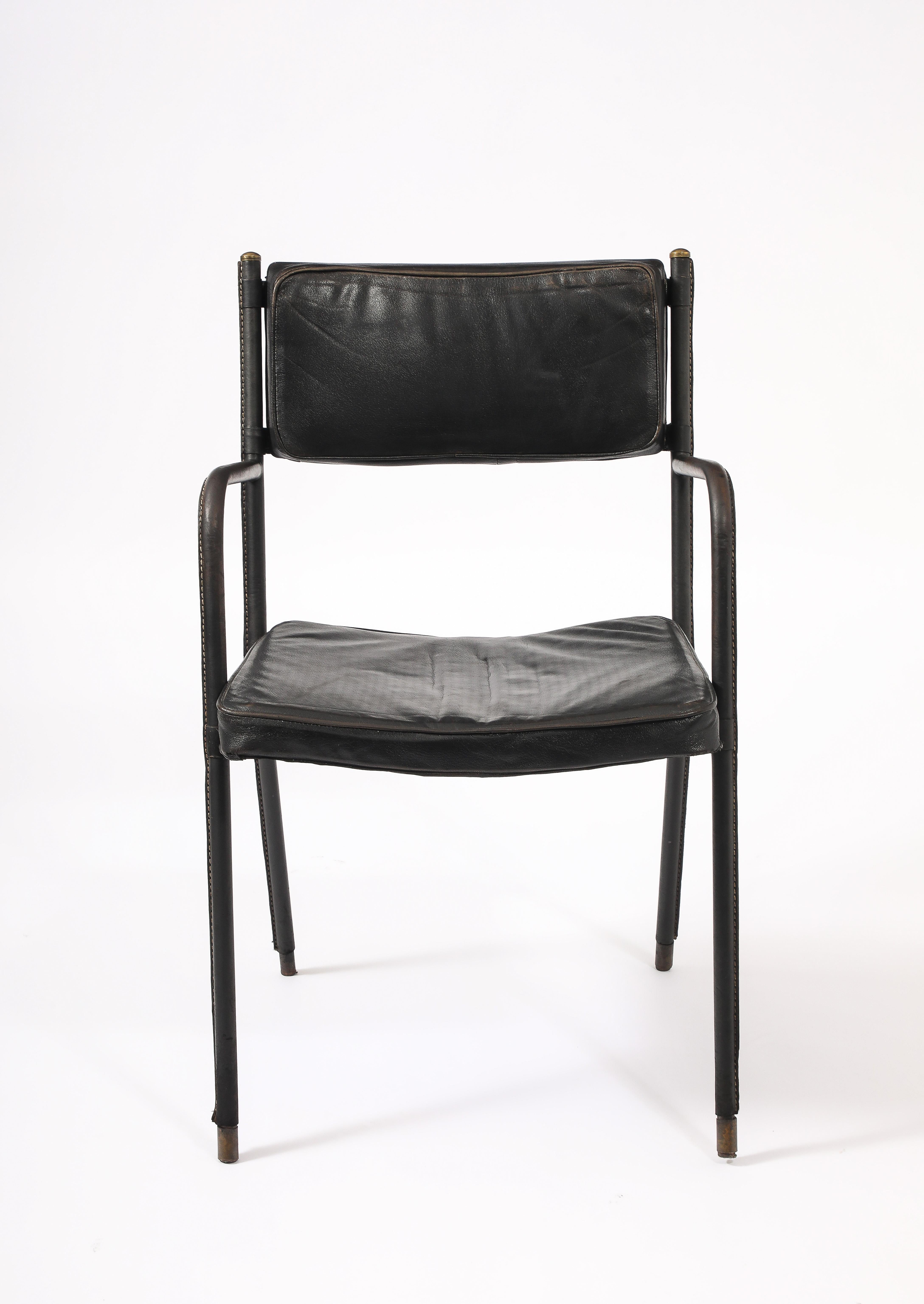 Schöner Sessel in original vernähtem Leder und Patina.