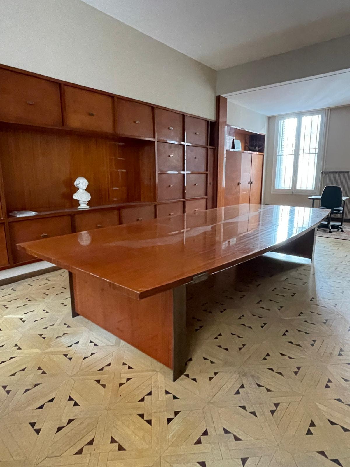 Grande table de conférence ou de salle à manger par l'emblématique designer français Jacques Quinet. 