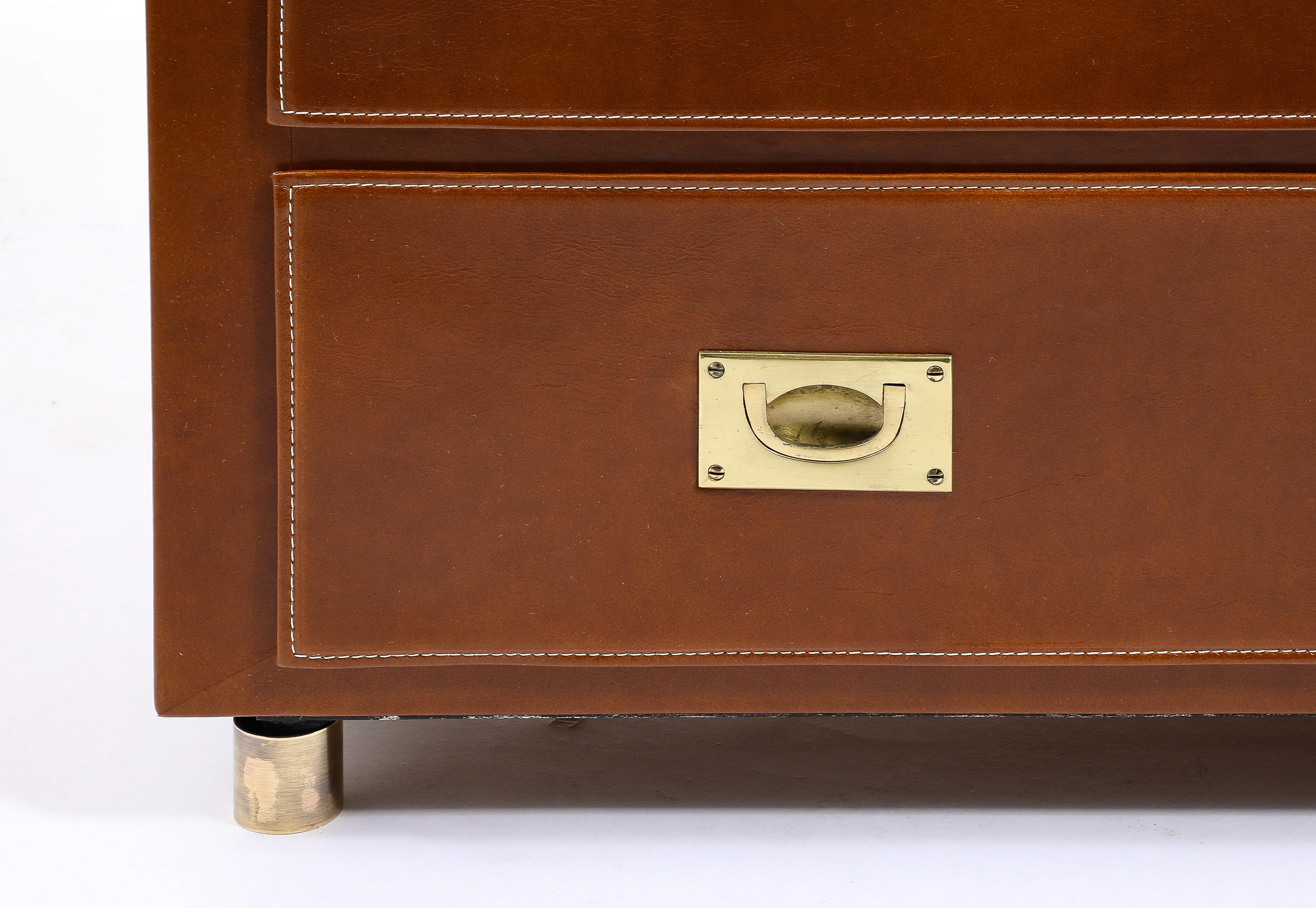 Cassettiera rivestita in pelle con quattro cassetti, dettagli cuciti in pelle e ferramenta in ottone.

Restaurato, sono disponibili le foto originali.