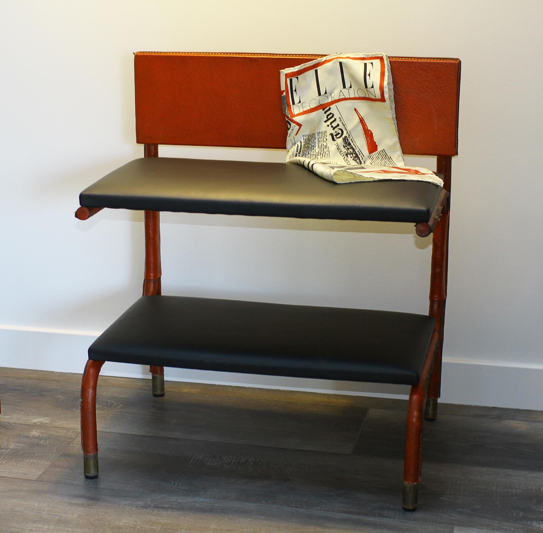 Jacques Quinet (1918-1992)

Rare metal shelf covered in red leather - France 1950-1960

Saddle stitch - Pique Sellier. Brass hardware.

Two shelves covered in black leather on Dacron and wood.

Can also be used as a table. This shelf table