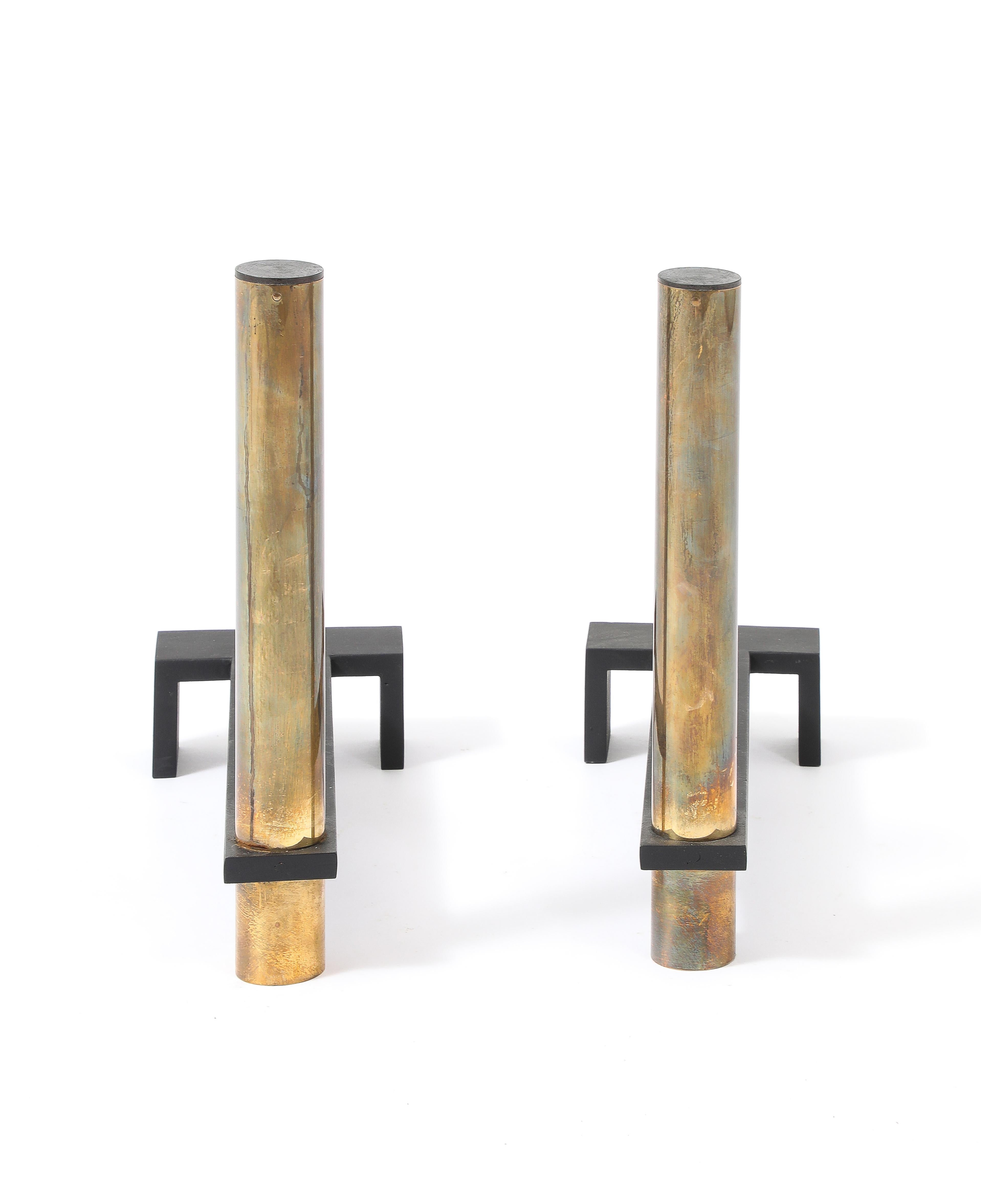 Andirons en laiton et en fer forgé.
Deux tailles disponibles.